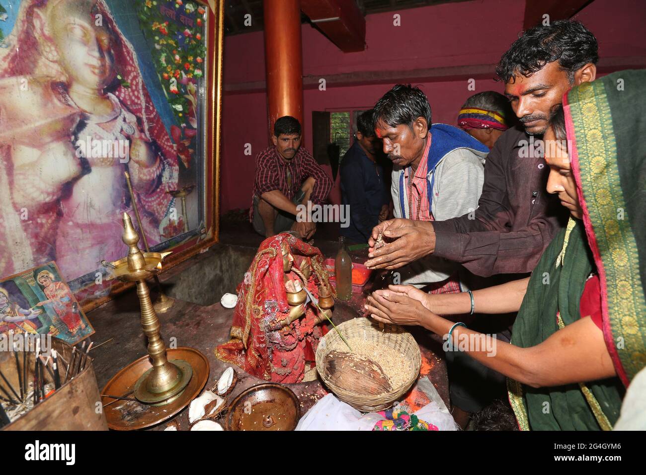 DHANKA TADVI TRIBE. Worship of Goddess Mogra Mata at tribal temple in Satapuda Hills of Maharashtra, India. Stock Photo