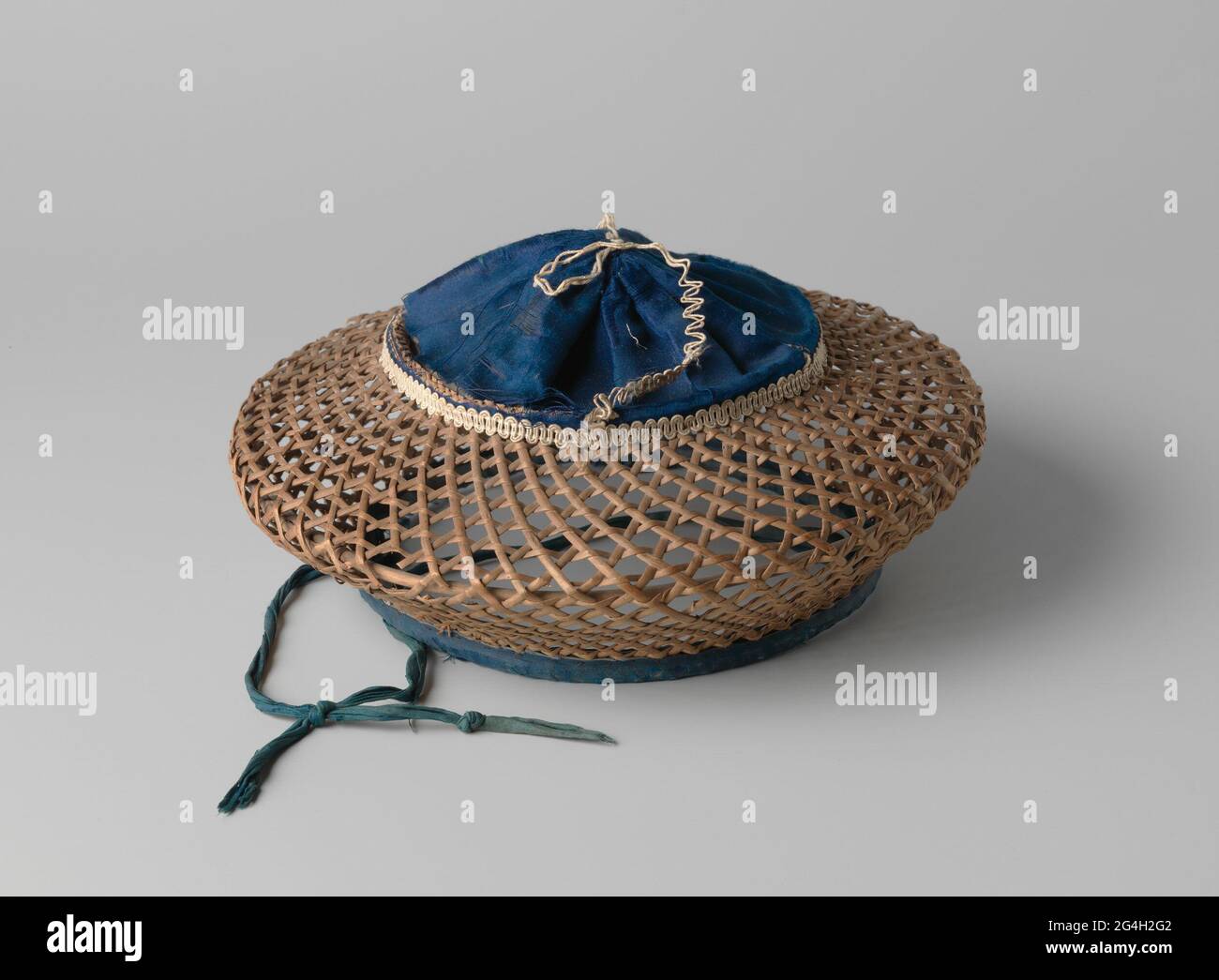 Zim Reeds Hat Hat Van Riet. Hat of braided reeds and blue silk globe. Beret model ...