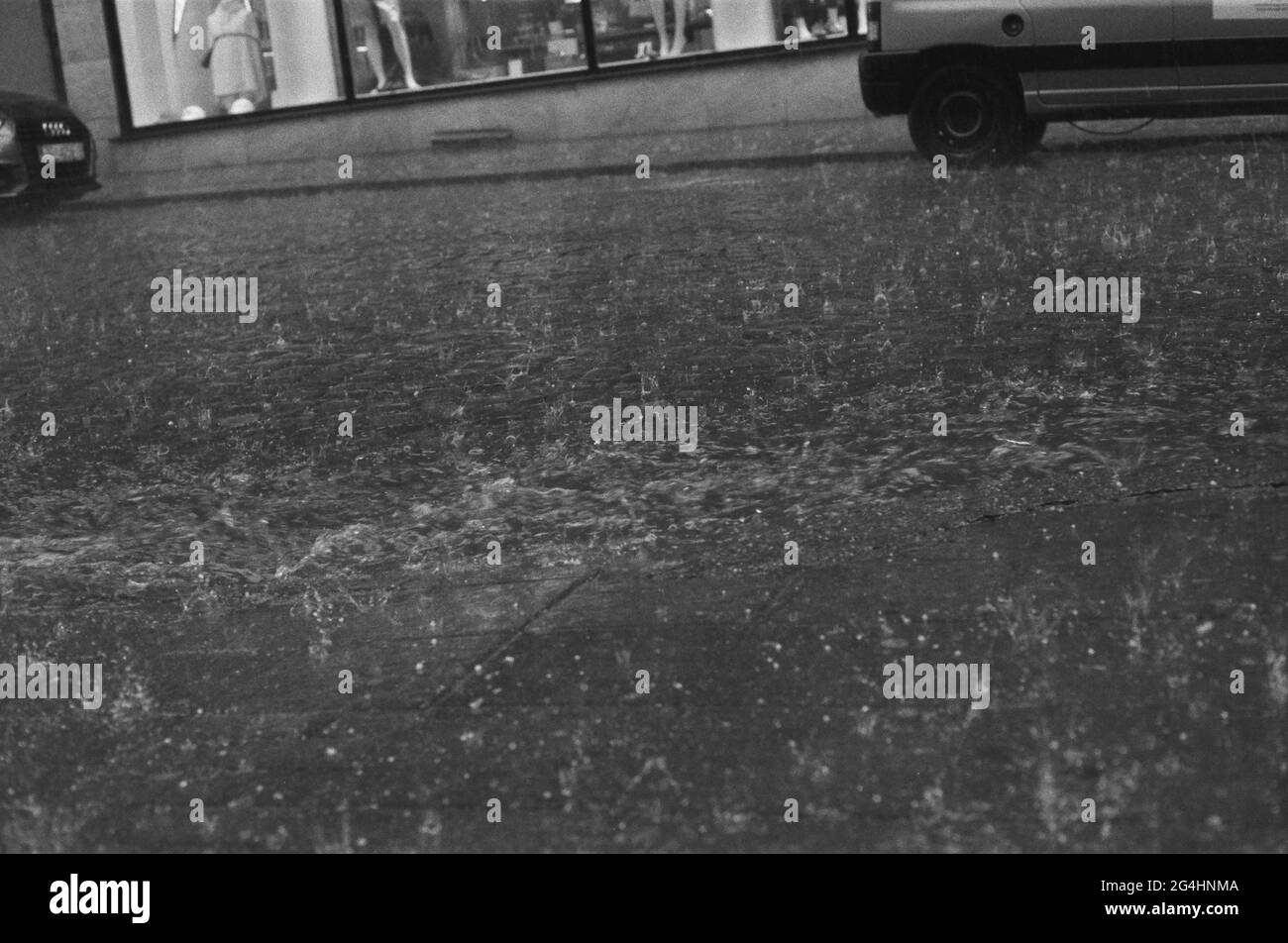 Heavy drops Black and White Stock Photos Images Alamy