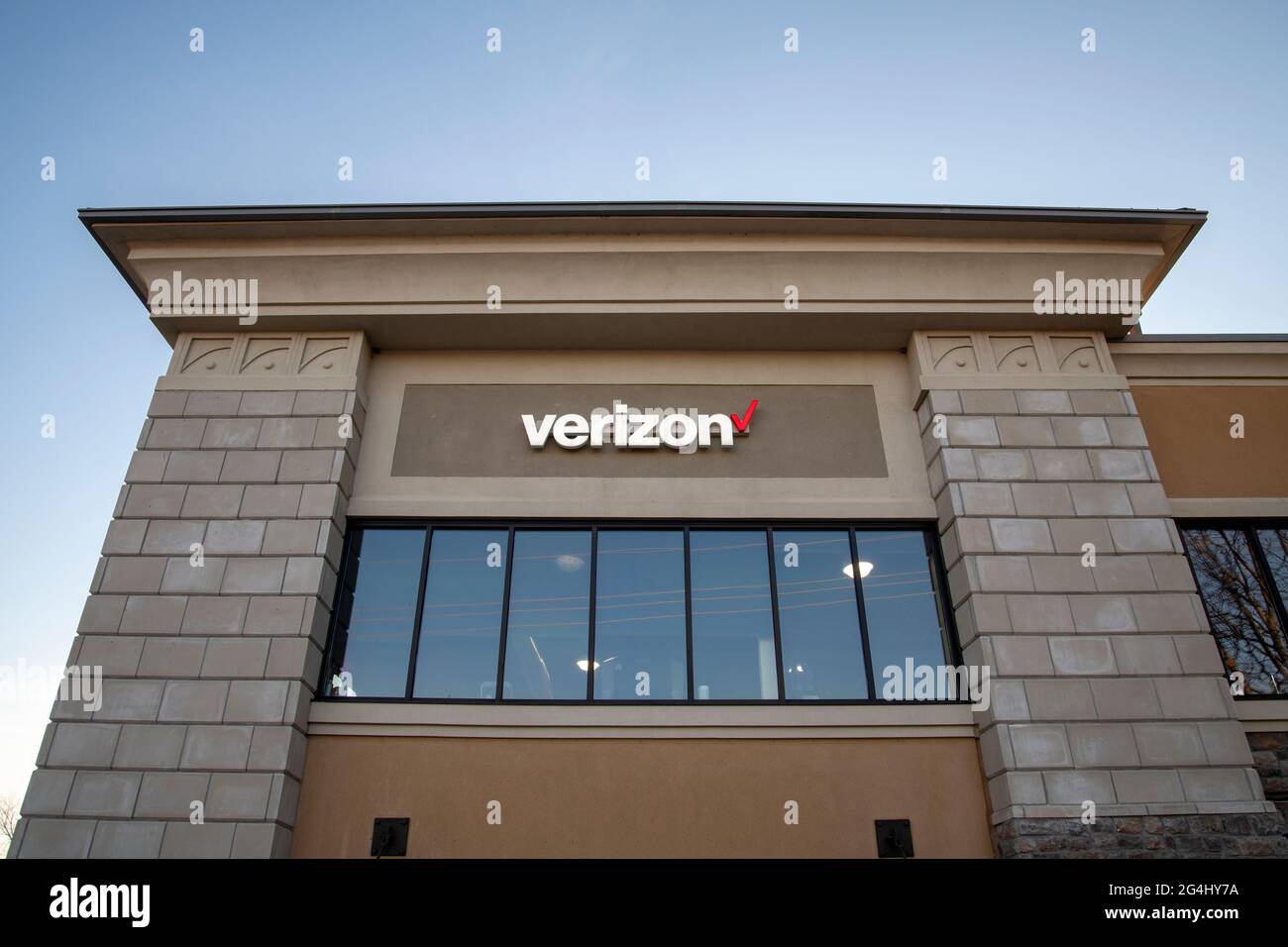 Lansing, Kansas. Verizon logo on building. Verizon, an American wireless network operator is one of the largest communication technology companies in Stock Photo