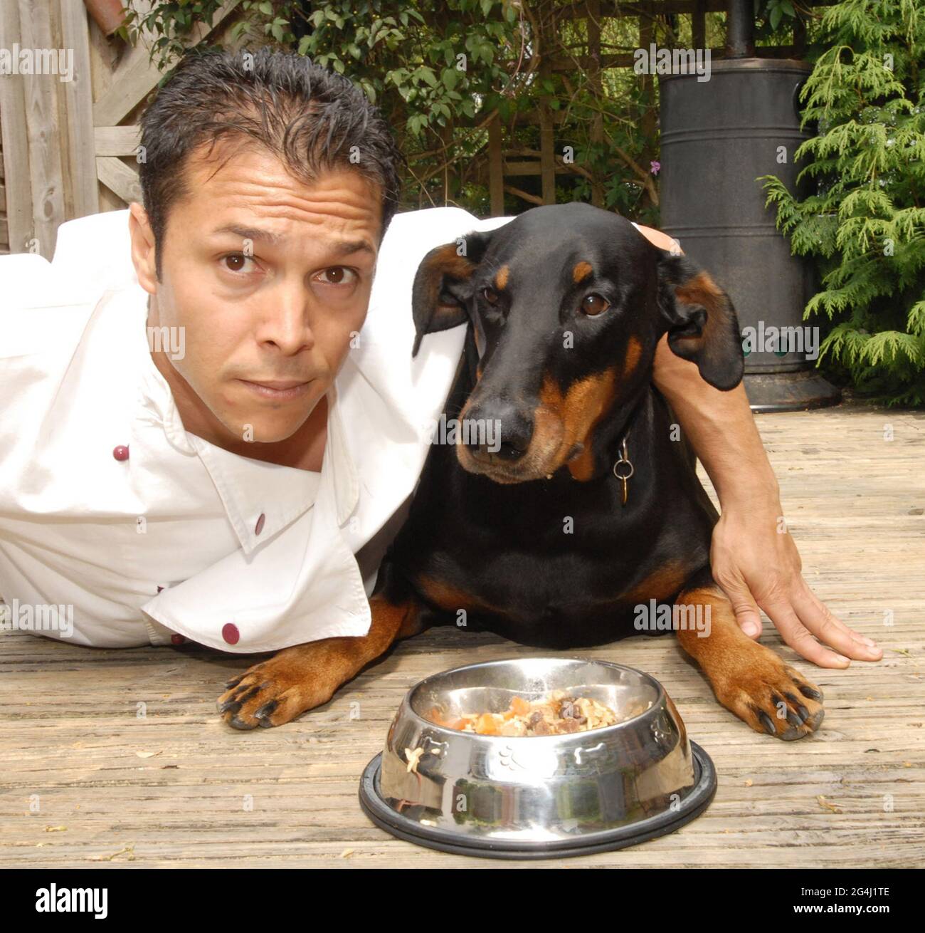 CHEF LAK FERHI AND MAX AT  THE TEMPEST RESTAURANT IN CHRISTCHURCH, DORSET, AFTER TUCKING IN TO HIS DOGGIE MEAL, FROM THE DOG MENU. PIC MIKE WALKER, 2008 Stock Photo