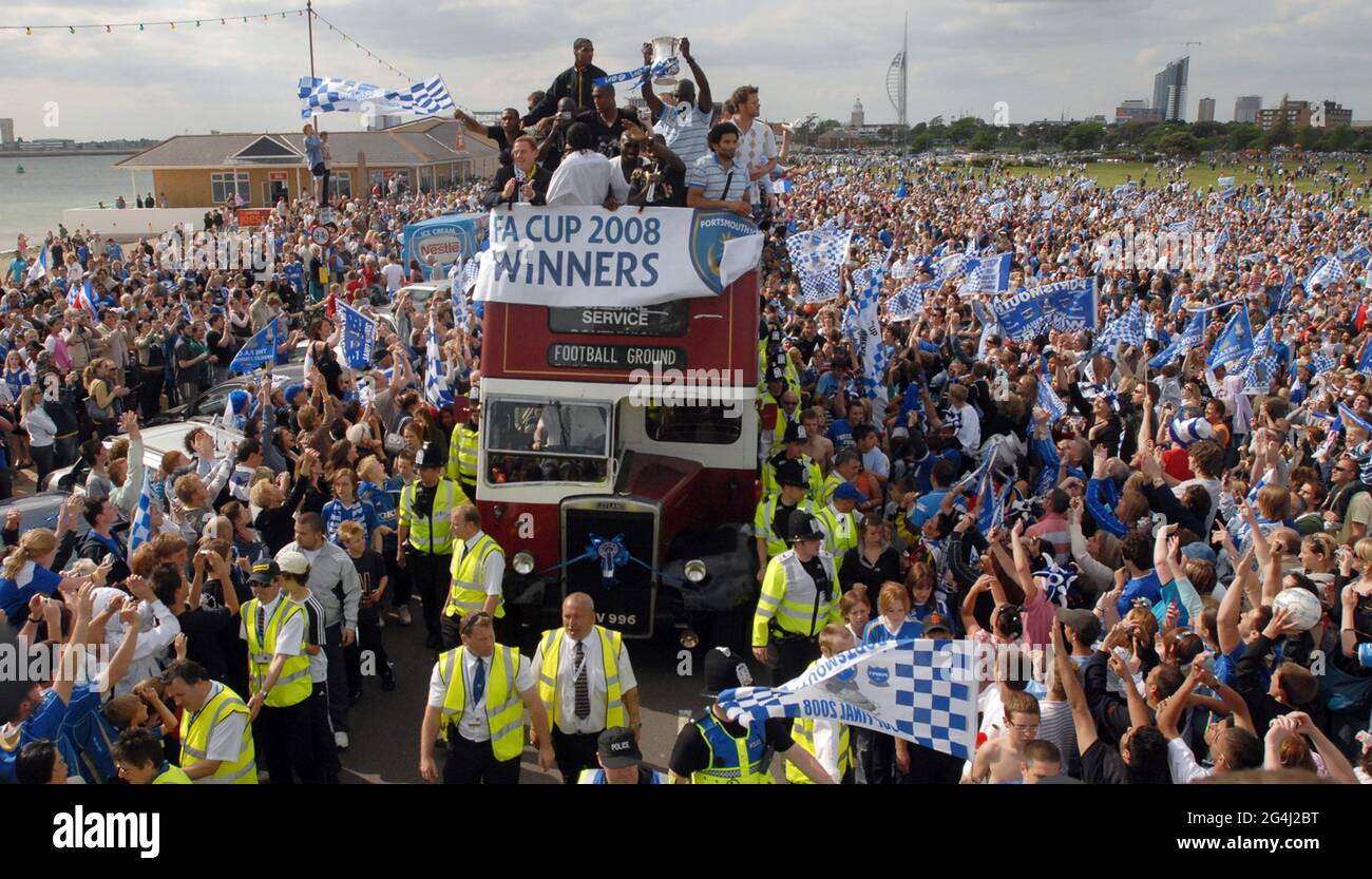PORTSMOUTH FC, POMPEY FA CUP, POMPEY PARADE THE FA CUP FROM AN OPEN TOP