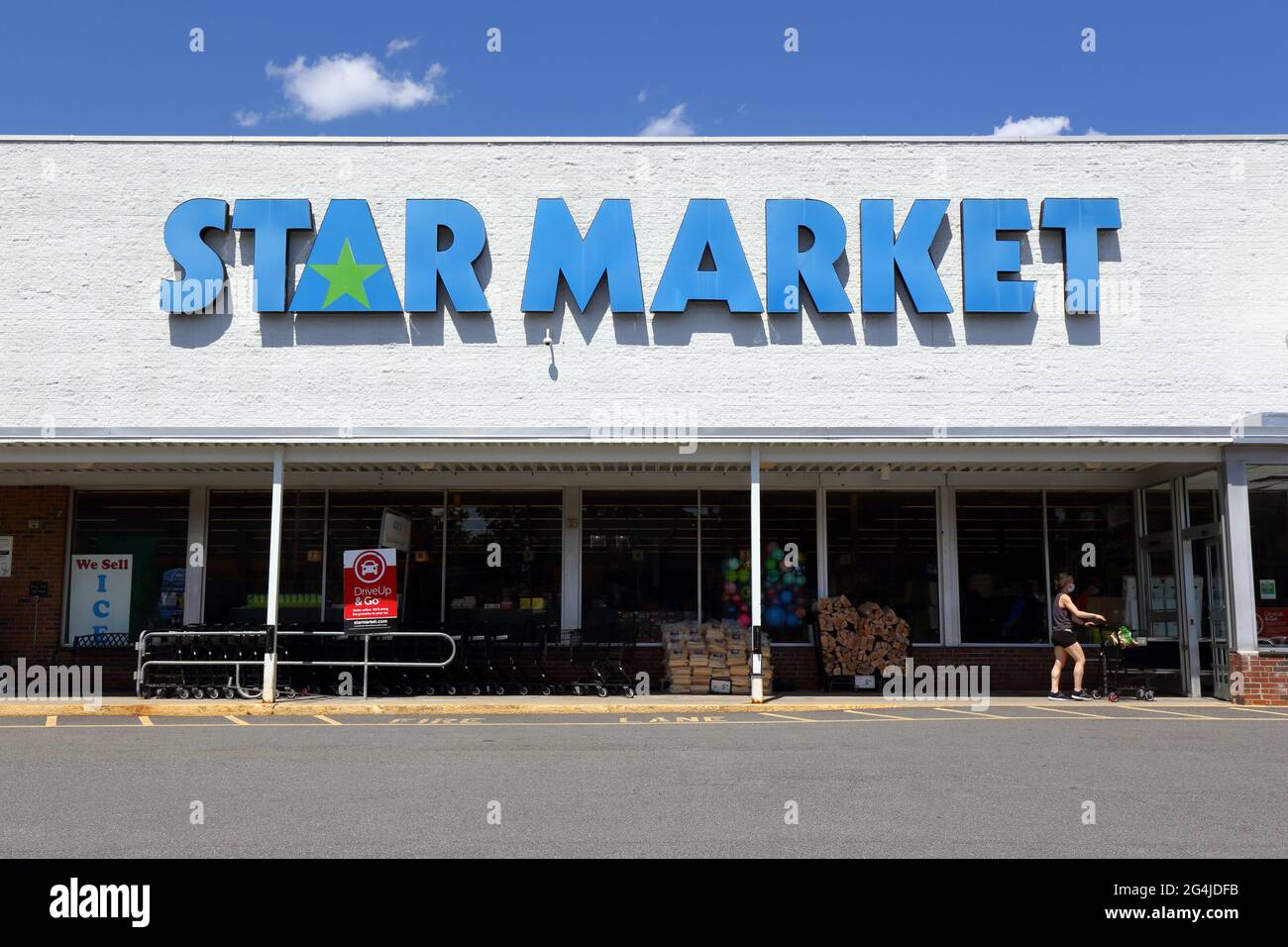 Star Market, 275 Beacon St, Somerville, MA. exterior storefront of a supermarket in the Ward Two neighborhood. Stock Photo