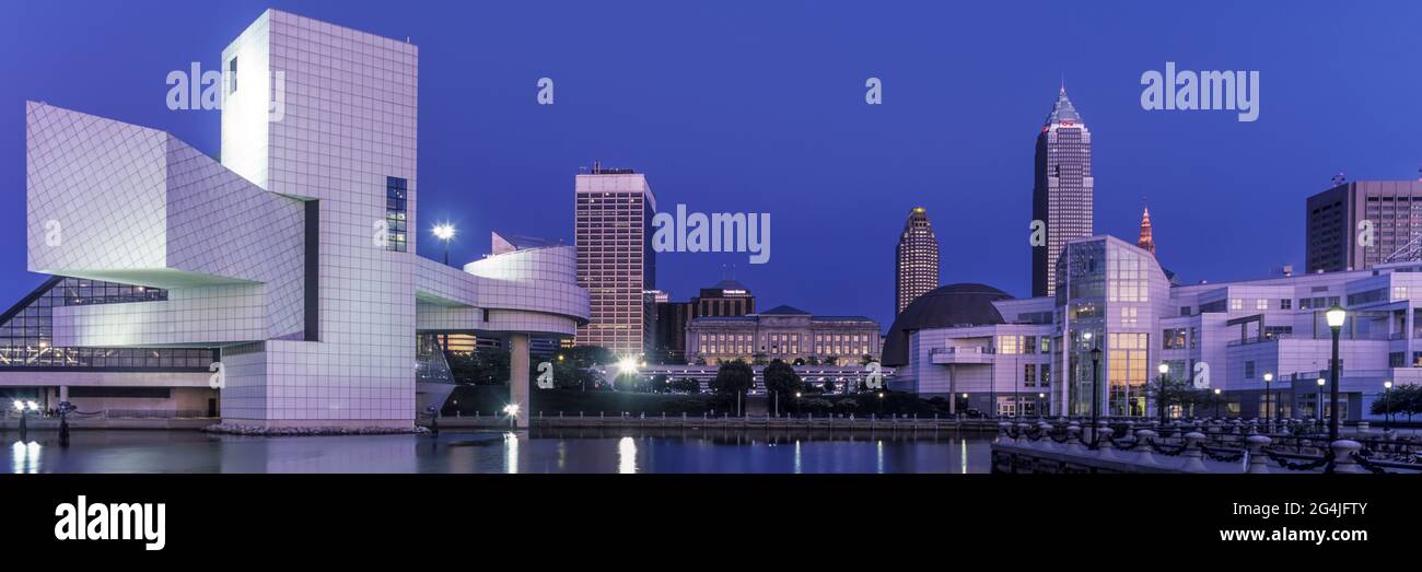 2010 HISTORICAL ROCK AND ROLL HALL OF FAME (©I M PEI 1995) GREAT LAKES SCIENCE CENTER (©E VERNER JOHNSON 1996) CLEVELAND SKYLINE OHIO USA Stock Photo
