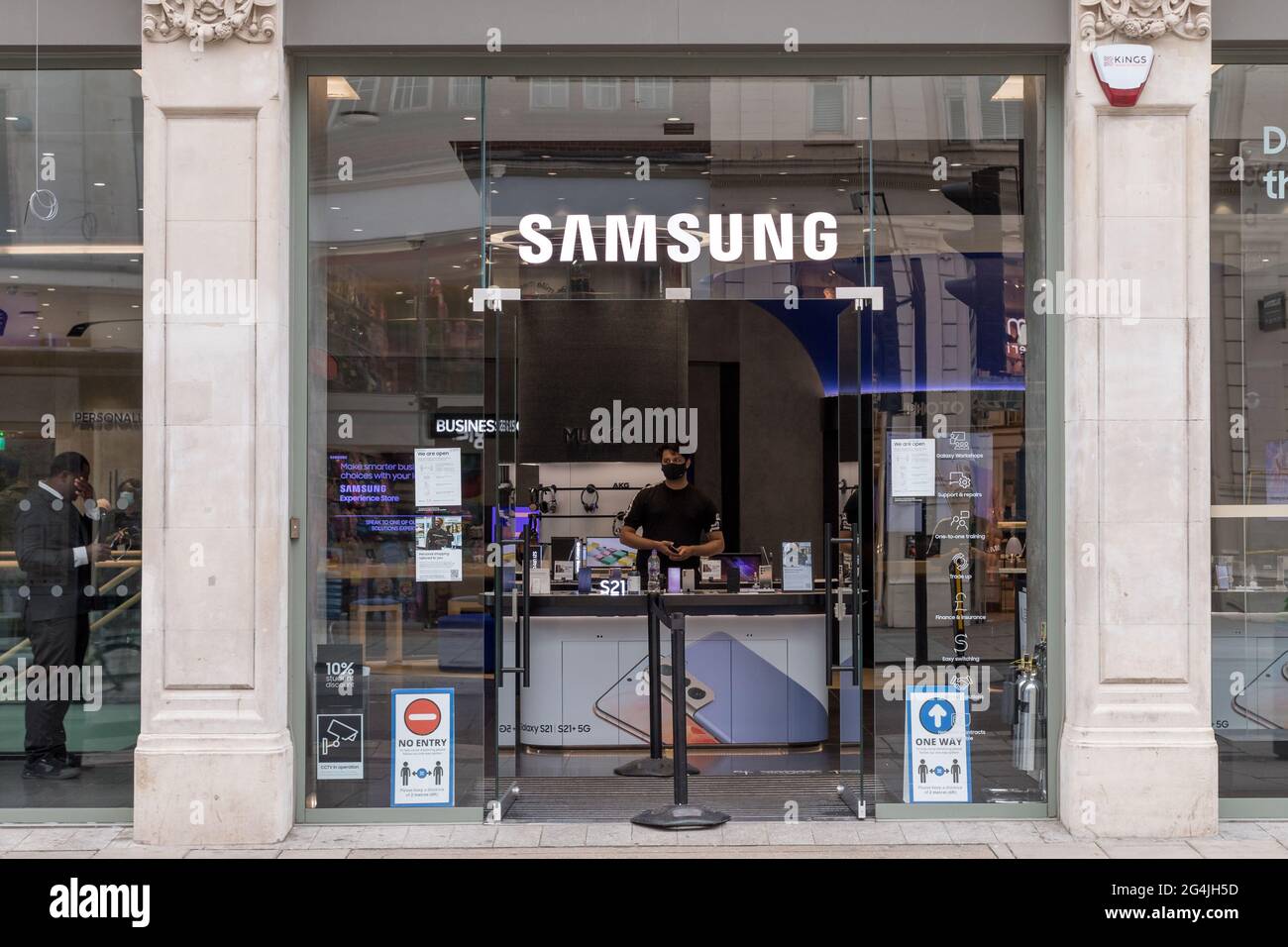 Samsung store london hi-res stock photography and images - Alamy