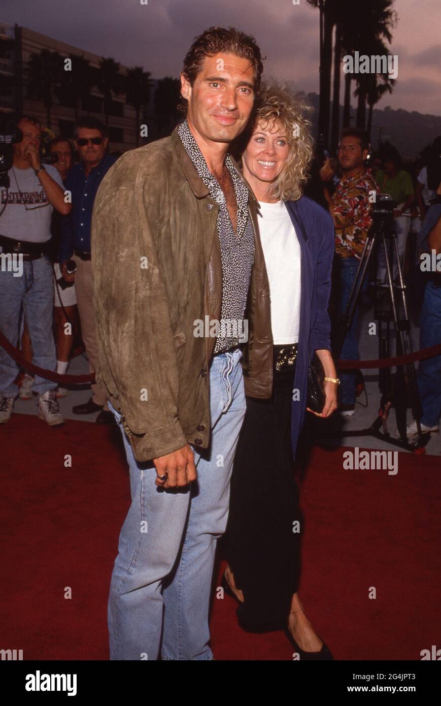 bekymre jeg er tørstig Væk NIVERSAL CITY, CA - AUGUST 13: Actor Michael Nouri and wife Vicki Light  attending the premiere of "Wild At Heart" on August 13, 1990 at the  Cinerama Dome Theater in Universal City,