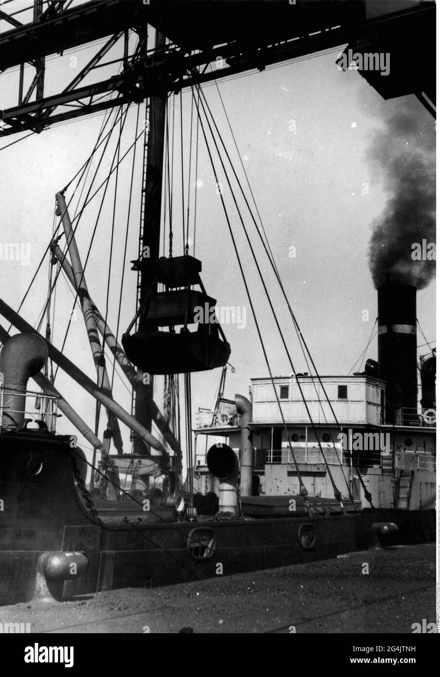 transport / transportation, navigation, harbour, a freighter is loaded, Bordeaux, France, 1936, ADDITIONAL-RIGHTS-CLEARANCE-INFO-NOT-AVAILABLE Stock Photo