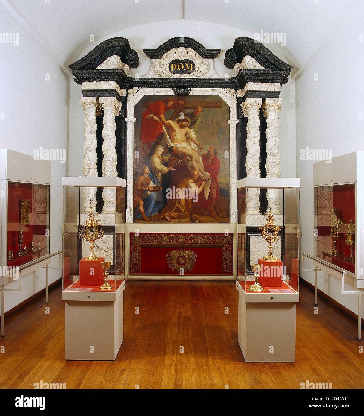 . Head frame of an altar of oak with an open midfield, refreshed side walls and a broken frontone as a crowning. The frame of the open center compartment is formed by two pilasters with candidaber ornament, which support a five-side bow frame (egg list) with a shell pattern in the middle and cherubs in the swing. The side walls are structured as follows: on a podestal with simple profiled flat panels rest on a 21 cm high square plinth two low rectangular baseboards, on each of which a pilaster with a twisted column with composite capital. The drums of the shaft are varied alternately and decor Stock Photo