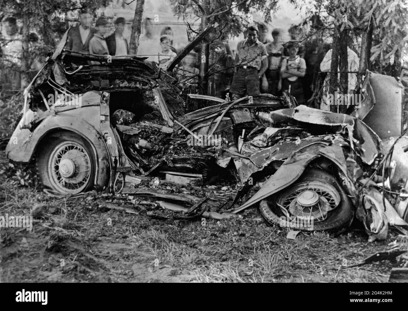transport / transportation, car, car accident, crash with total loss, April 1951, ADDITIONAL-RIGHTS-CLEARANCE-INFO-NOT-AVAILABLE Stock Photo