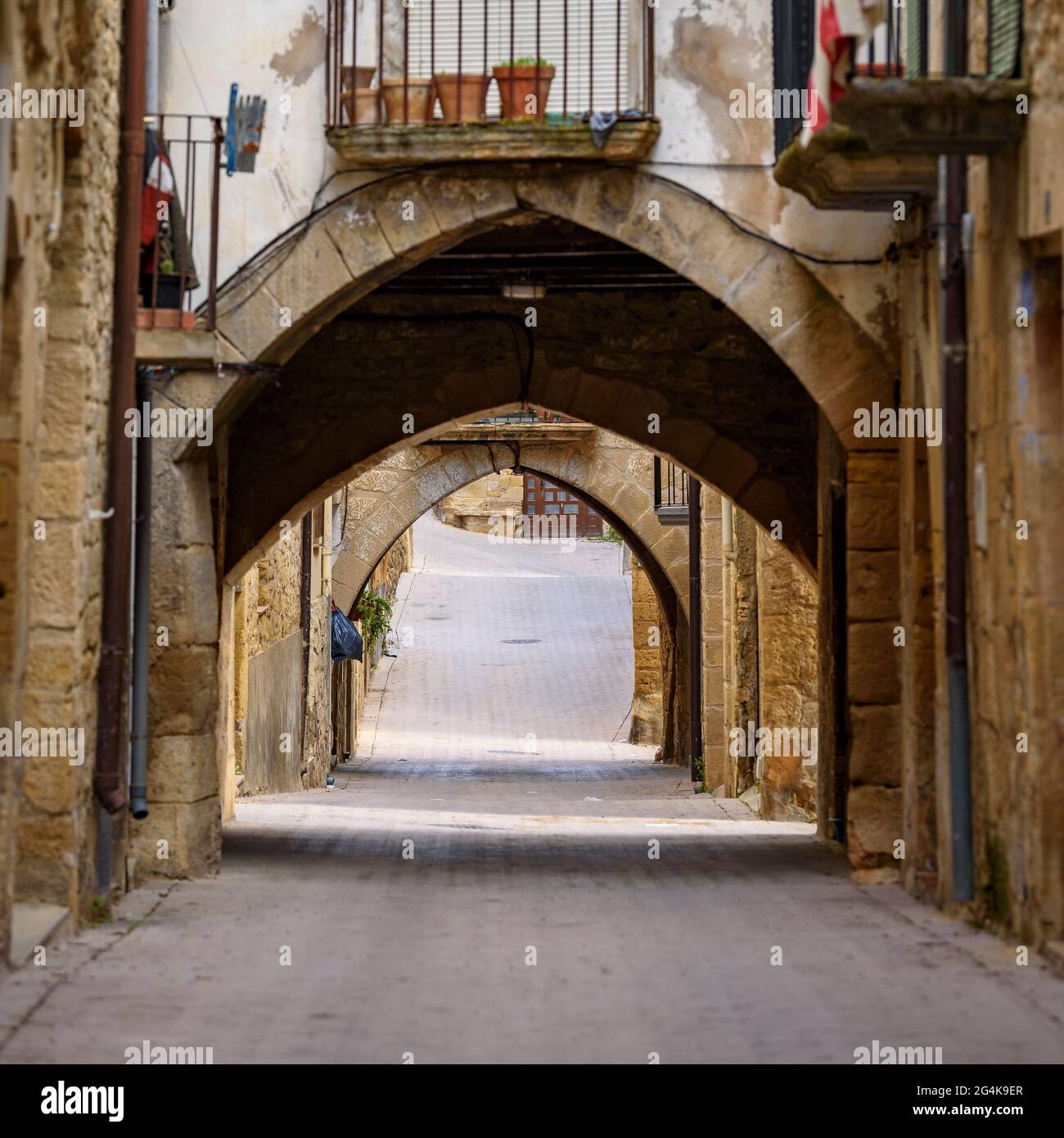 Cavallers street arches in the old town of Batea (Terra Alta, Tarragona, Catalonia, Spain) ESP: Arcadas de la Calle Cavallers en Batea (Cataluña) Stock Photo