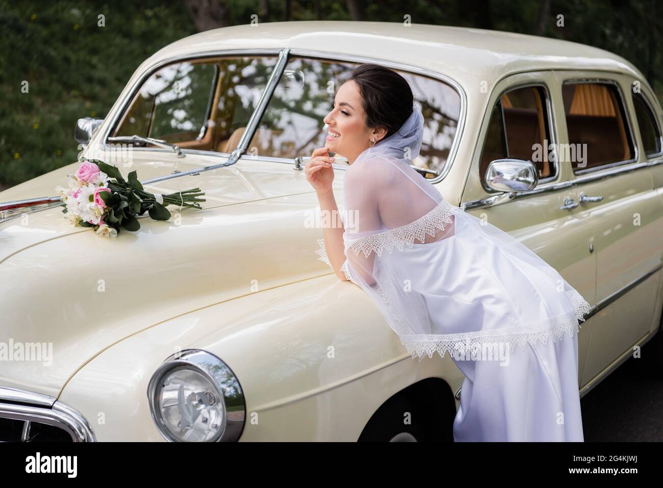 Profile happy smiling bride hi-res stock photography and images - Alamy