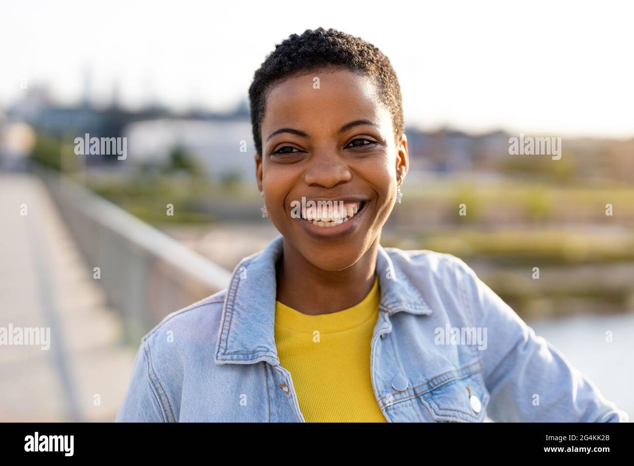 Portrait of smiling young woman in the city Stock Photo - Alamy