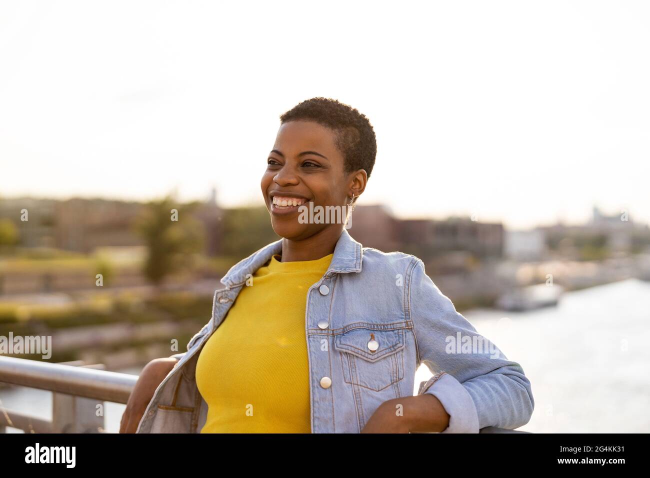 Portrait of smiling young woman in the city Stock Photo - Alamy