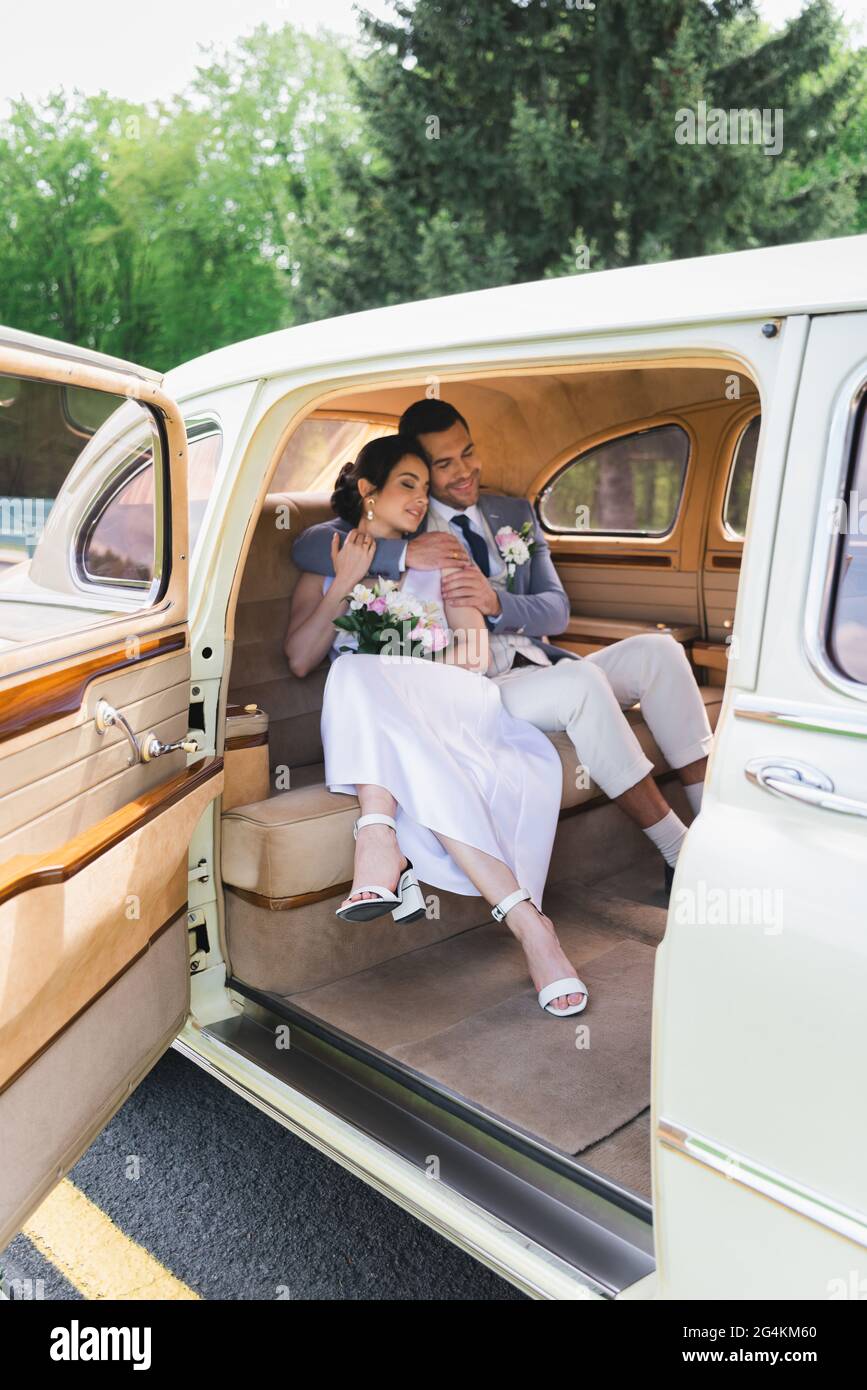 Beautiful newlyweds hugging smiling hi-res stock photography and images ...