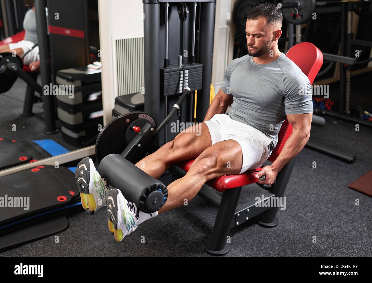 Leg lift gym machine hi-res stock photography and images - Alamy