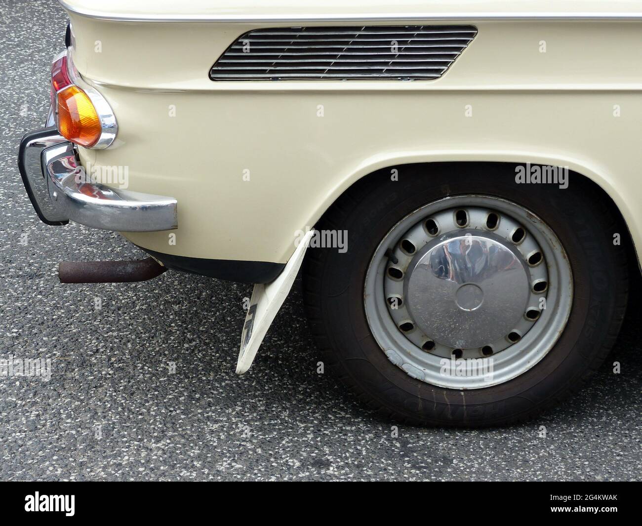 Back Parts Of A Vintage Car Stock Photo Alamy back-parts-of-a-vintage-car-stock-photo-alamy