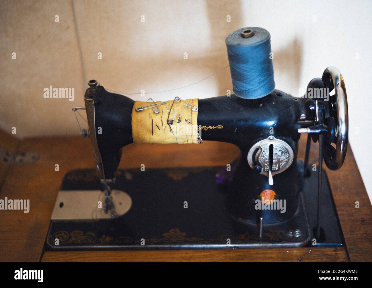 Old manual sewing machine hires stock photography and images Alamy