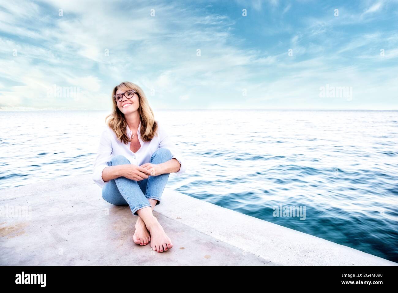 Barefoot woman jeans outside hi-res stock photography and images - Alamy
