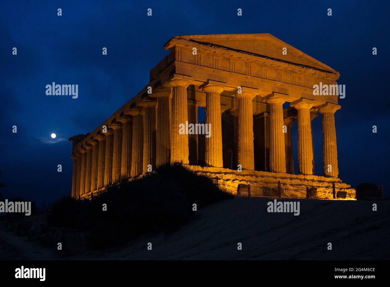 Valley of the temples sicily night hi-res stock photography and images