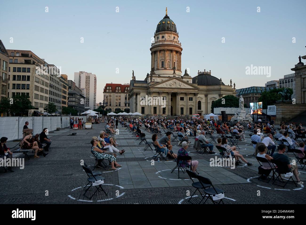 Live Streaming-Konzert einer Auffuehrung des 'Freischuetz' vor dem Konzerthaus Berlin am Gendarmenmarkt unter Corona-Bedingungen, 18. Juni 2021 , Berl Stock Photo