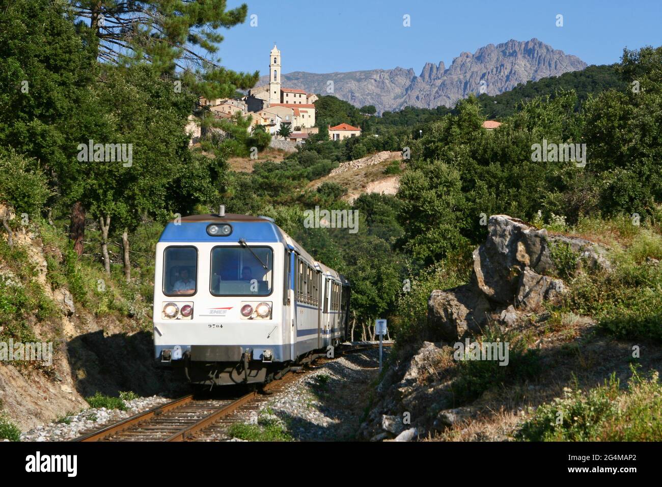 FRANCE. HAUTE-CORSE (2B). OLD CORSICAN TRAIN, CALLED 'LA MICHELINE', OR 'U TRINICHELLU' CROSSIN SOVERIA VILLAGE NEAR CORTE Stock Photo