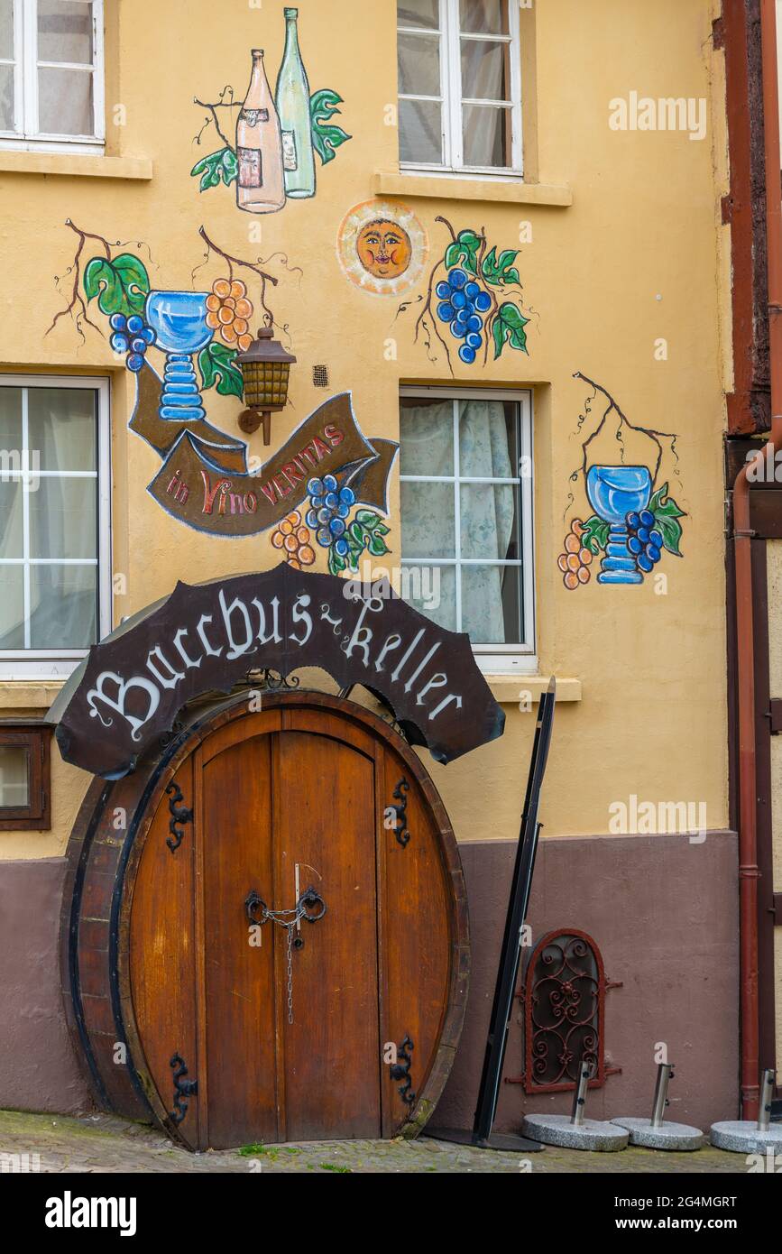 House wall painting with Latin inscription 'In vino veritas' truth is in the wine, historical Linz on the Rine houses, Rhineland-Palatinate, Germany Stock Photo