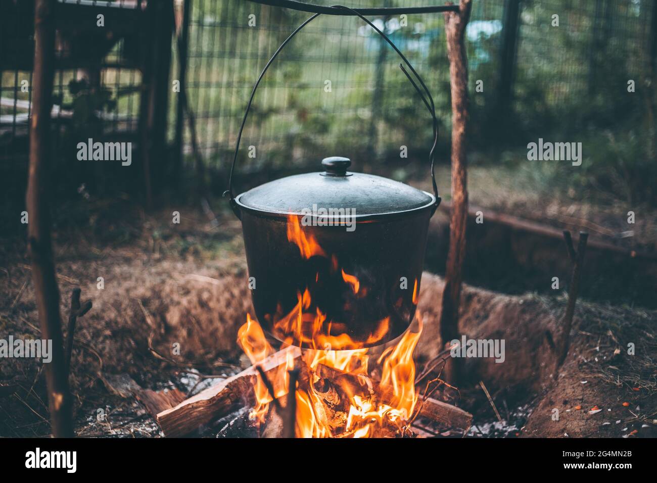 https://c8.alamy.com/comp/2G4MN2B/cauldron-with-soup-on-a-campfire-in-a-hike-2G4MN2B.jpg