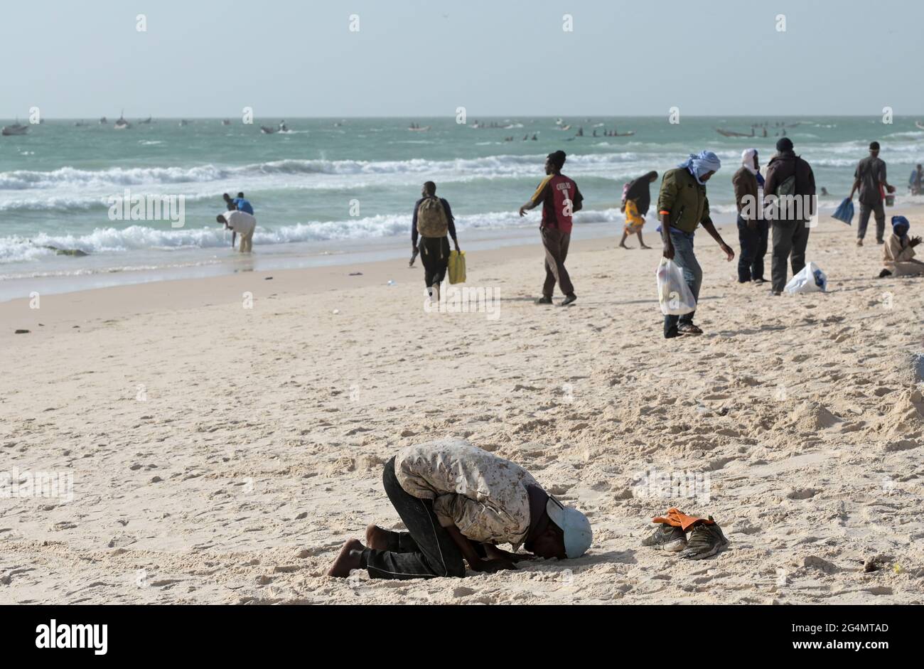 MAURETANIA, Nouakchott, atlantic ocean, fishing harbour, coast fisherman, muslim at prayer time / MAURETANIEN, Nuakschott, Fischerhafen, atlantischer Ozean, Küstenfischer Stock Photo