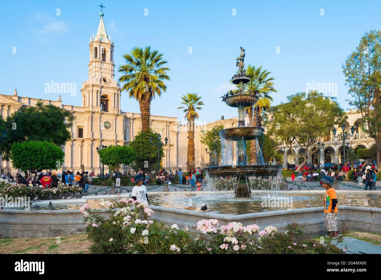 Arequipa, Provincia de Arequipa, Peru - People at the main Plaza with the cathedral Catedral basilica de Arequipa. Stock Photo