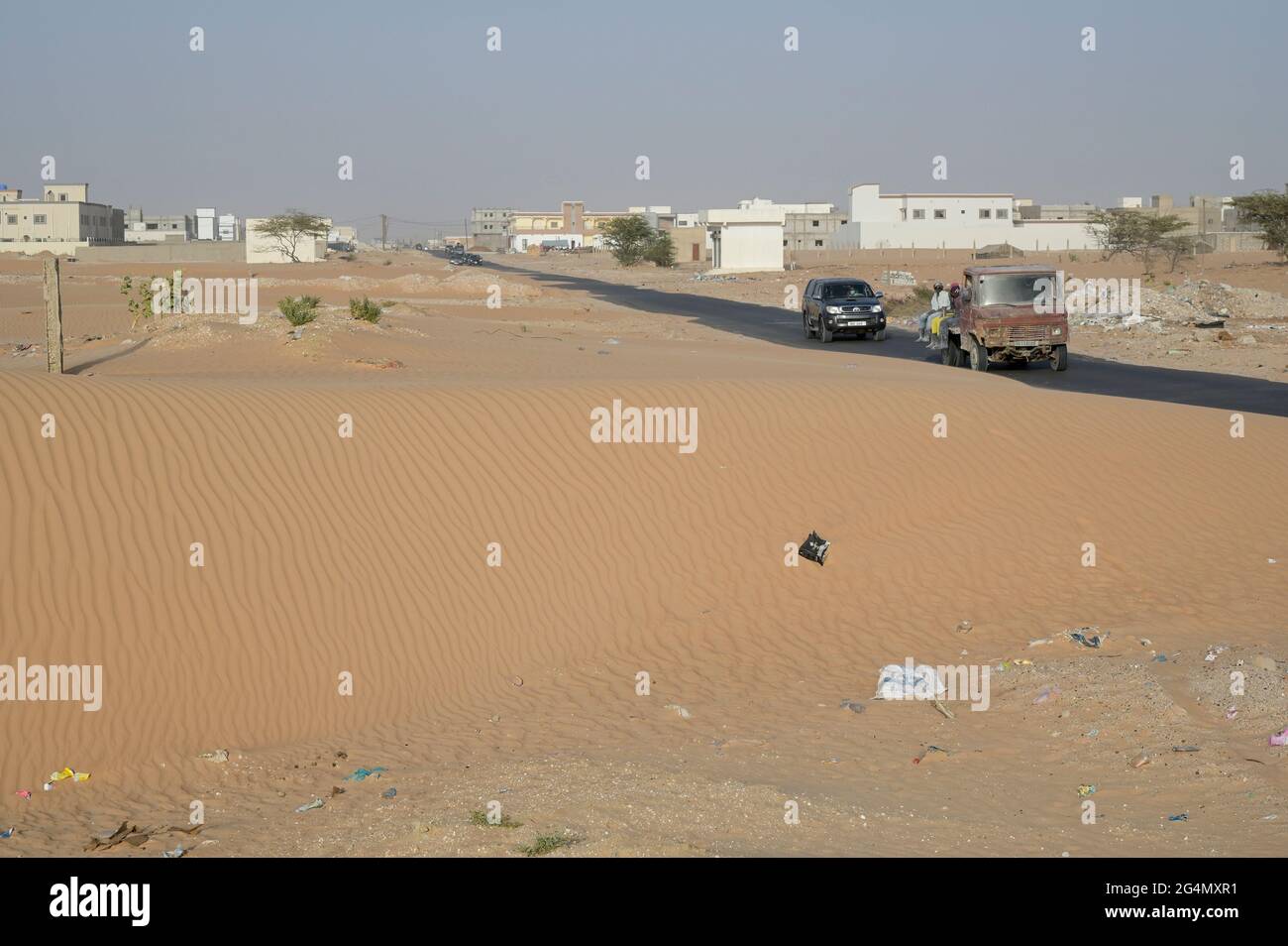 MAURITANIA, Nouakchott, desert at city outskirts, city growth, new buildings / MAURETANIEN, Nuakschott, Wüste am Stadtrand, Städtewachstum, Urbanisierung Stock Photo