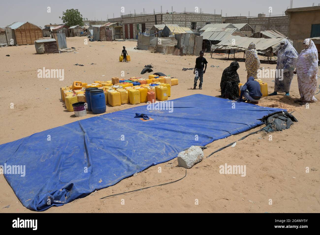 MAURITANIA, Nouakchott, slum Gazara, water supply with plastic water bag / MAURETANIEN, Nuakschott, Slum Gazara, Wasserversorgung mit einem Wasserschlauch Stock Photo