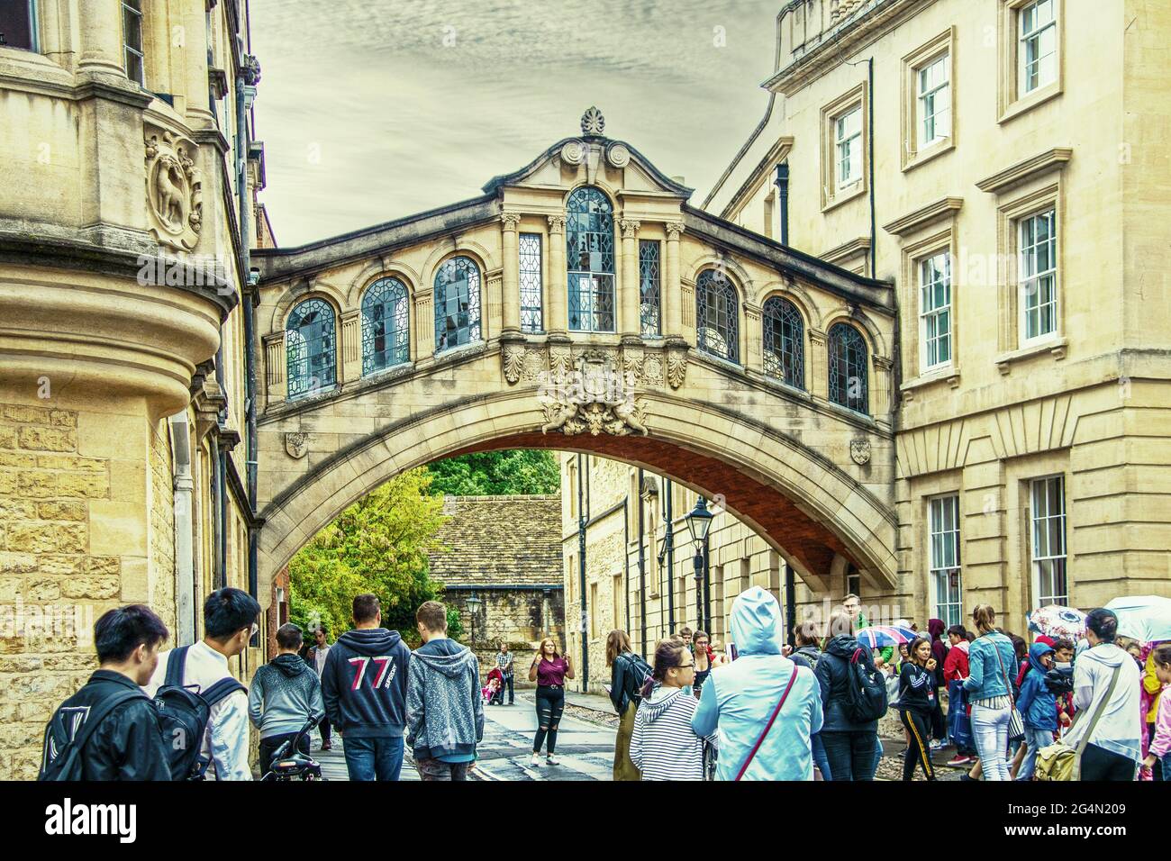 July 27 2019 Oxford UK - Tourists walk downn stree and under the bridge of sighs in Oxford on rainy overcast day. Stock Photo