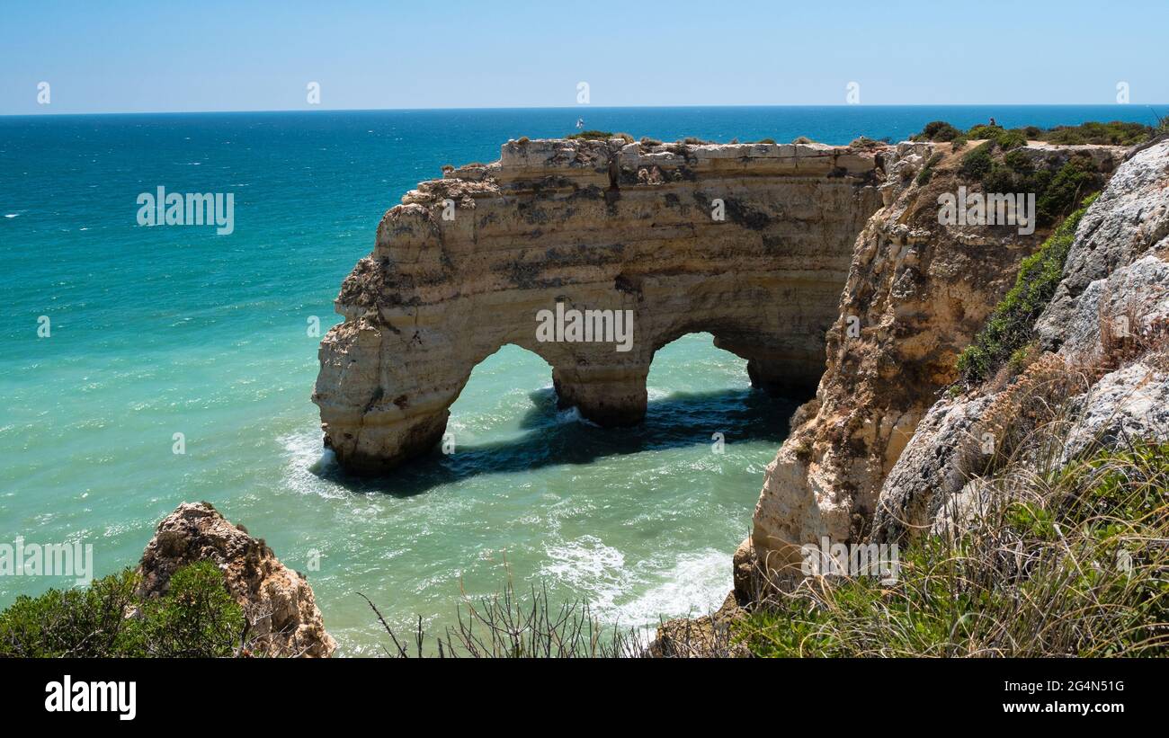 Praia da Marinha,  se considera una de las 10 mejores playas más bellas de Europa, situada en el Algarve Portugal. Stock Photo