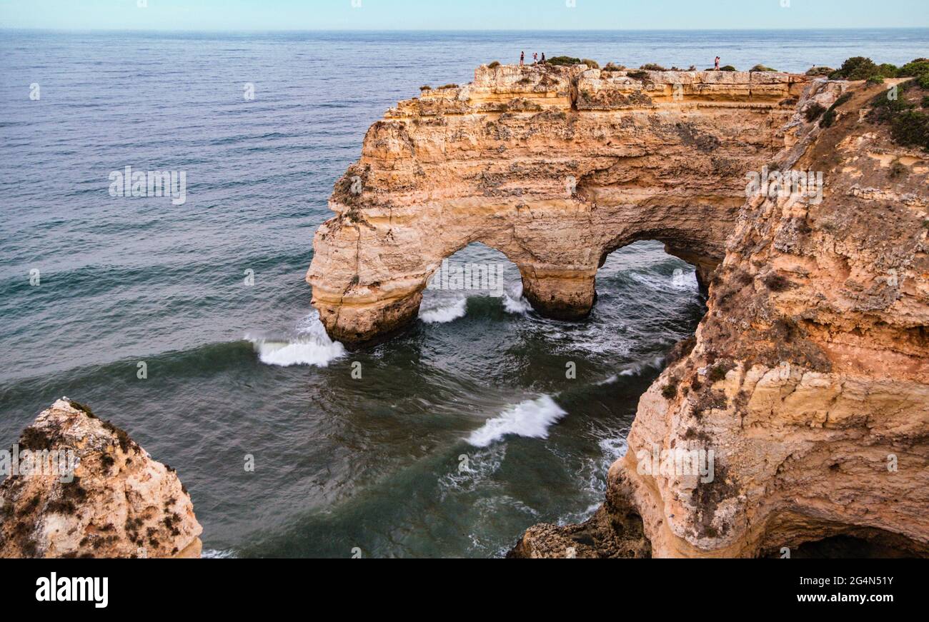 Praia da Marinha,  se considera una de las 10 mejores playas más bellas de Europa, situada en el Algarve Portugal. Stock Photo