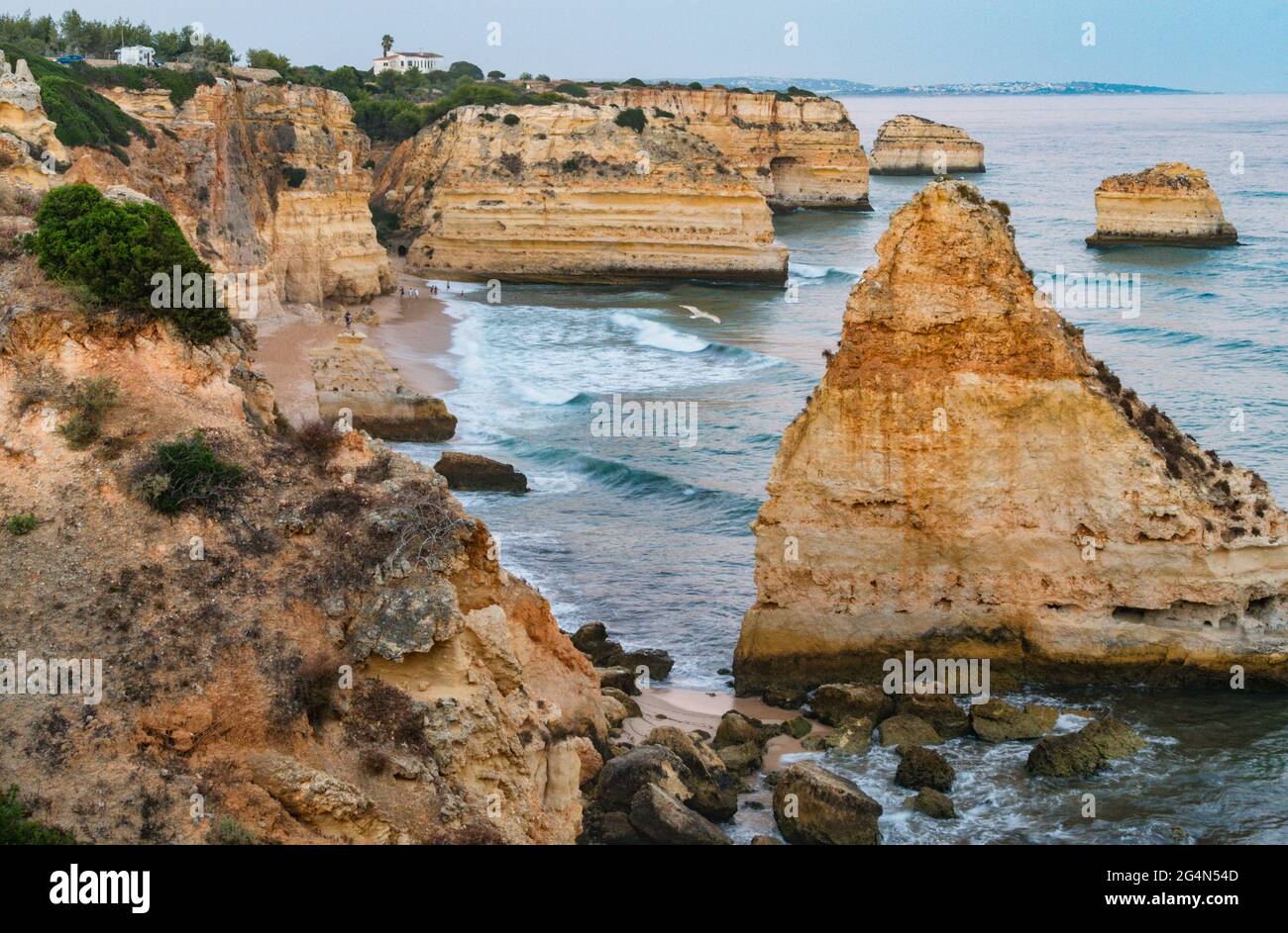 Lagos, Algarve, bonitas calas entre acantilados espectaculares. Stock Photo