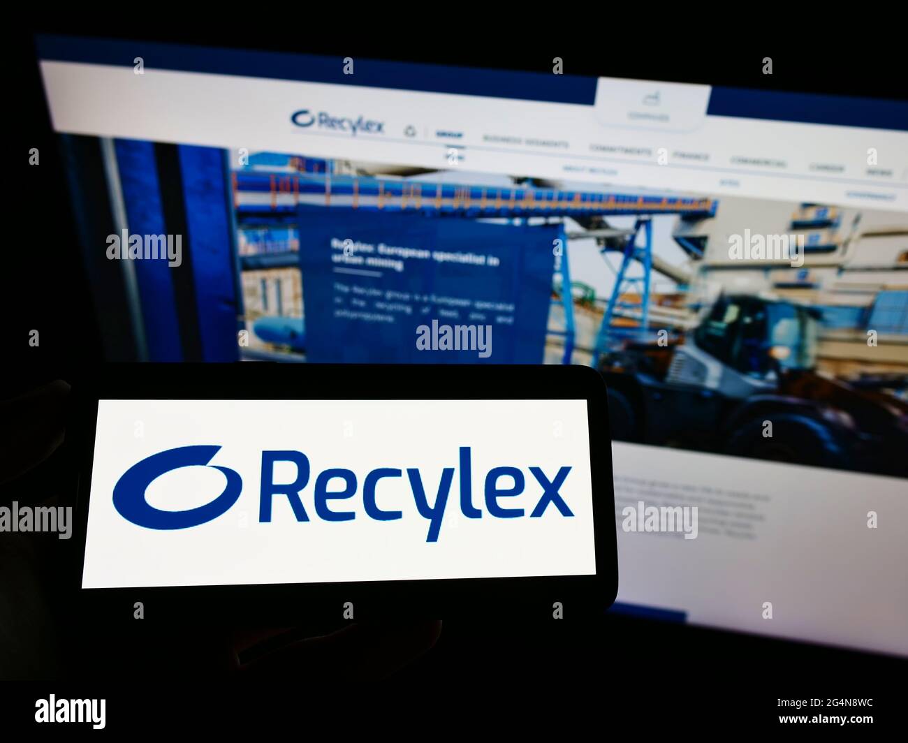 Person holding mobile phone with logo of French recycling company