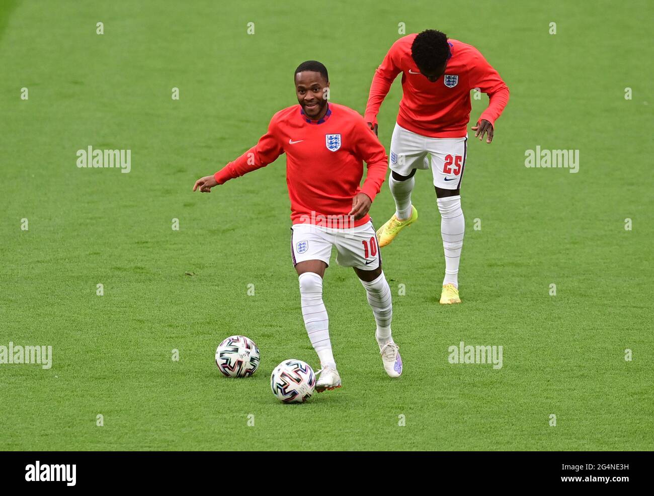 Soccer Football - Euro 2020 - Group D - Czech Republic v England - Wembley Stadium, London, Britain - June 22, 2021 England's Raheem Sterling and Bukayo Saka during the warm up before the match Pool via REUTERS/Neil Hall Stock Photo