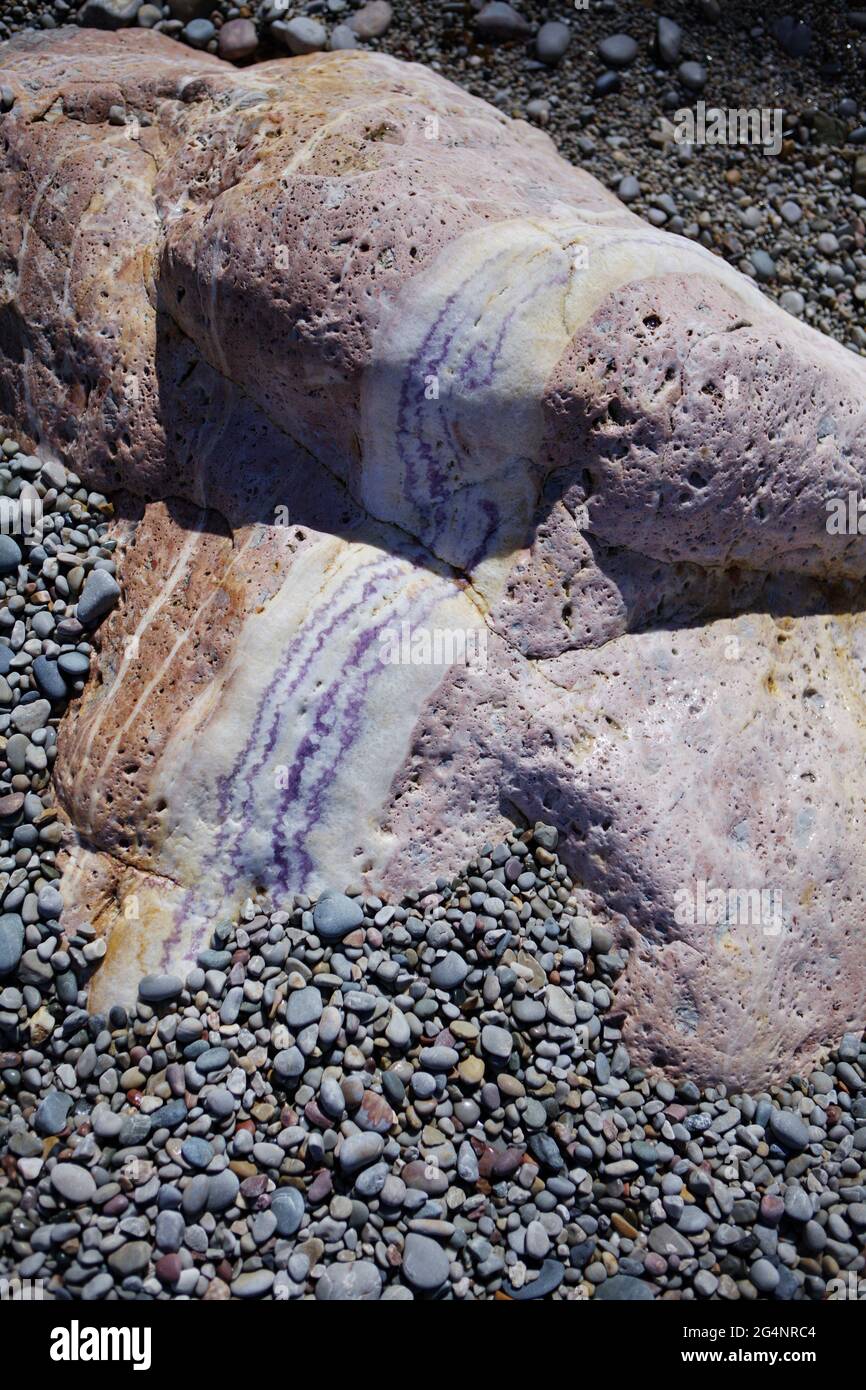 Beautiful amethyst vein chafed by the sea on a magnificent pebble strand at Pors Creguen, Crozon-Morgat, Brittany, France Stock Photo