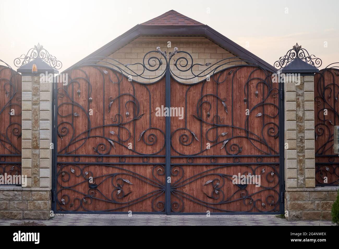 Wrought iron gates driveway hires stock photography and images Alamy