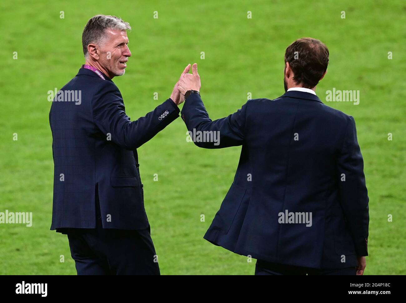Soccer Football - Euro 2020 - Group D - Czech Republic v England - Wembley Stadium, London, Britain - June 22, 2021 Czech Republic coach Jaroslav Silhavy shakes hands with England manager Gareth Southgate after the match Pool via REUTERS/Neil Hall Stock Photo