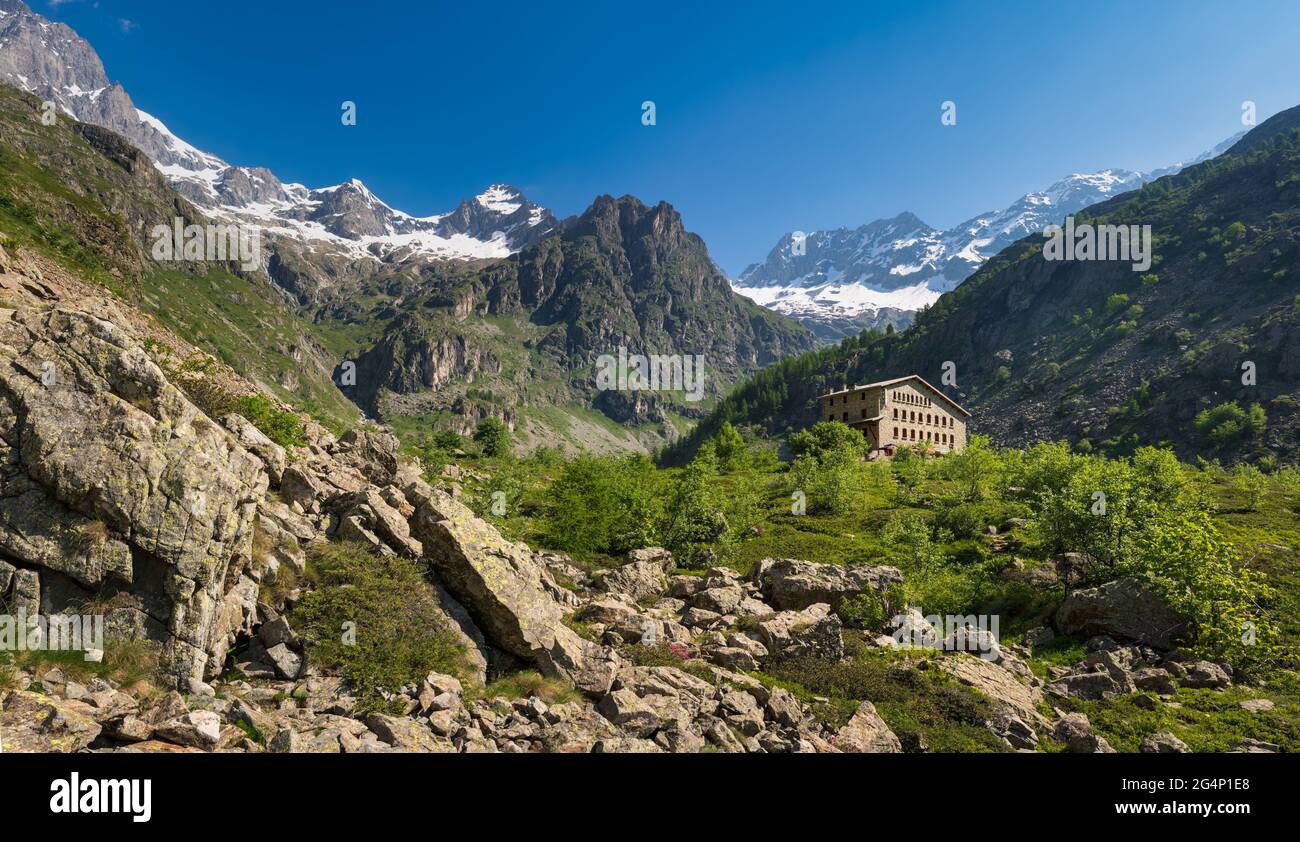 The Gioberney Refuge in the heart of the Ecrins National Park massif late Spring- Summer. Valgaudemar Valley, Hautes-Alpes (05), French Alps, France Stock Photo