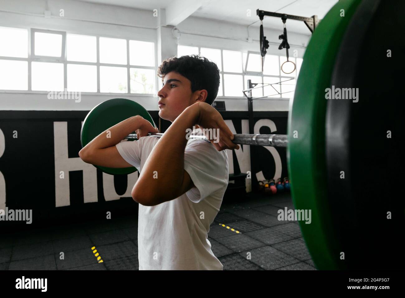 Athletic male doing crossfit workout at a gym Stock Photo - Alamy