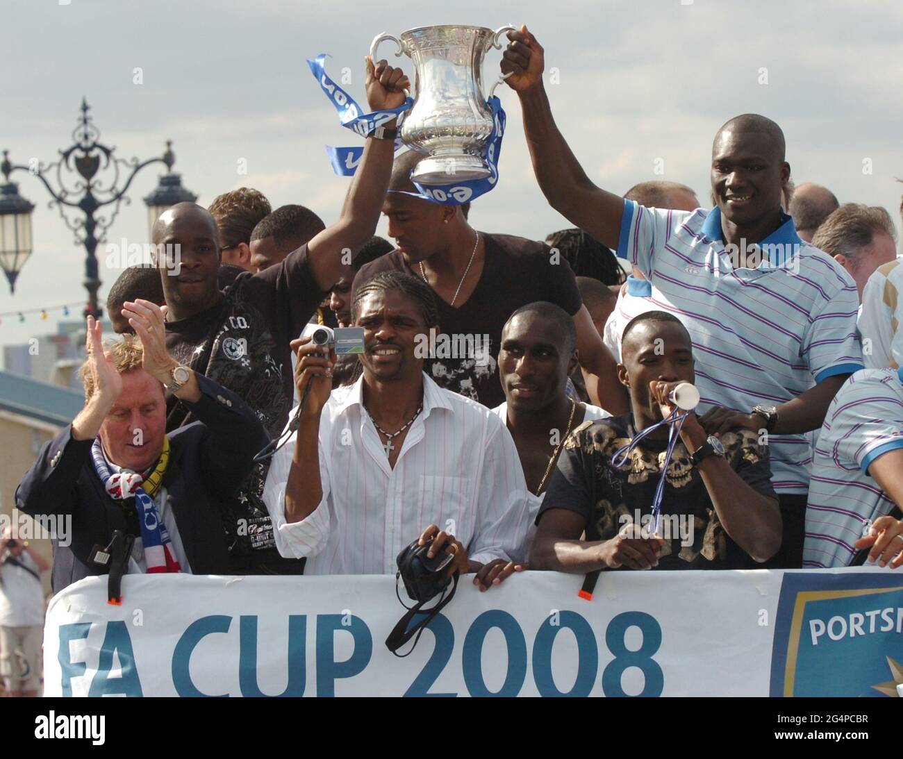 PORTSMOUTH FC, POMPEY, FA CUP,HARRY REDKNAPP, LASSANA DIARRA, KANU, DISTIN SILVAIN, SOL CAMPBELL, JOHN UTAKA AND PAPA BOUBA DIOPON THE OPEN TOP BUS TOURING PORTSMOUTH AFTER THE FA CUP WIN AGAINST CARDIFF. PIC MIKE WALKER,2008 Stock Photo