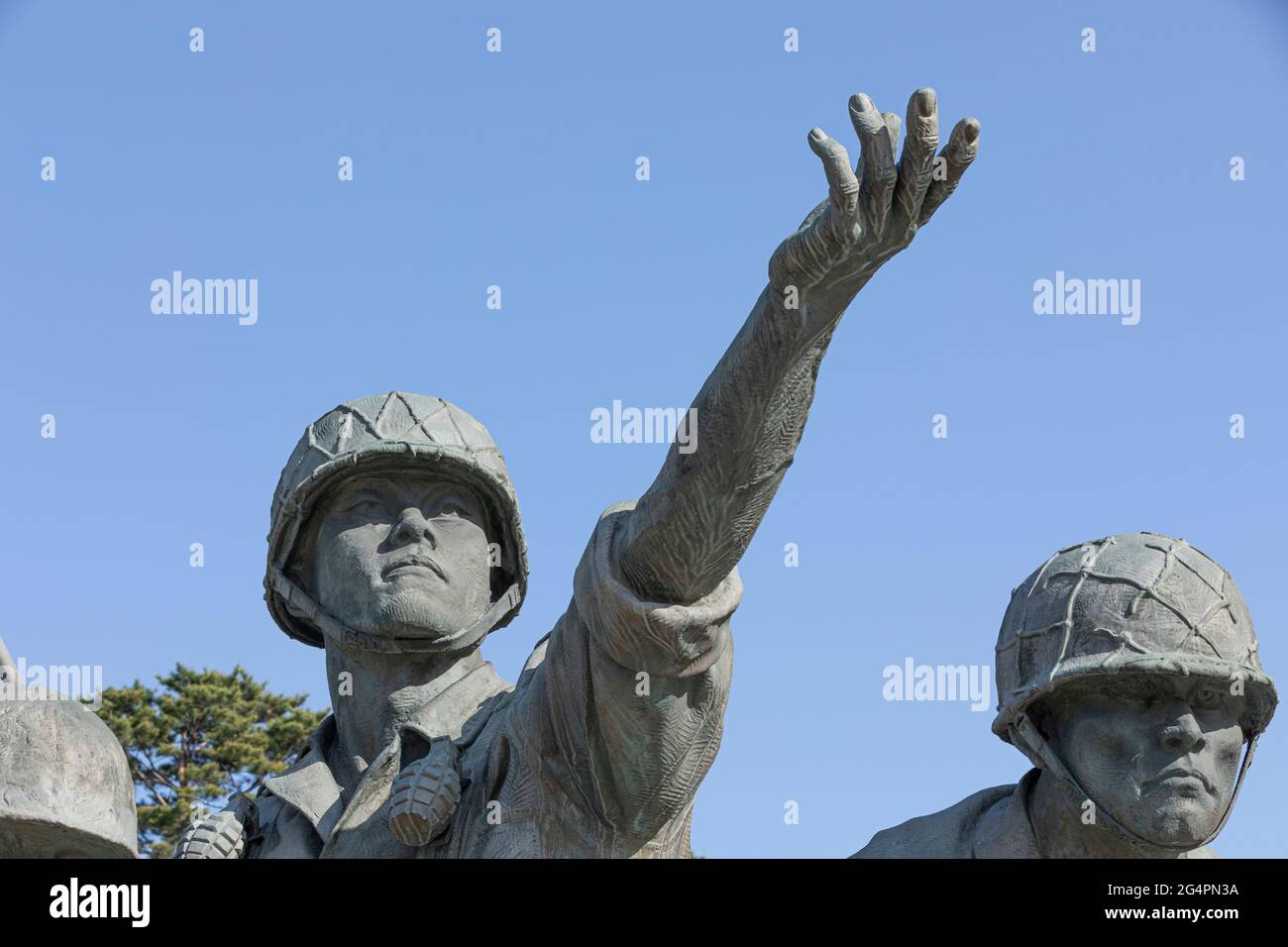 Korean war memorial statue of soldier Stock Photo Alamy