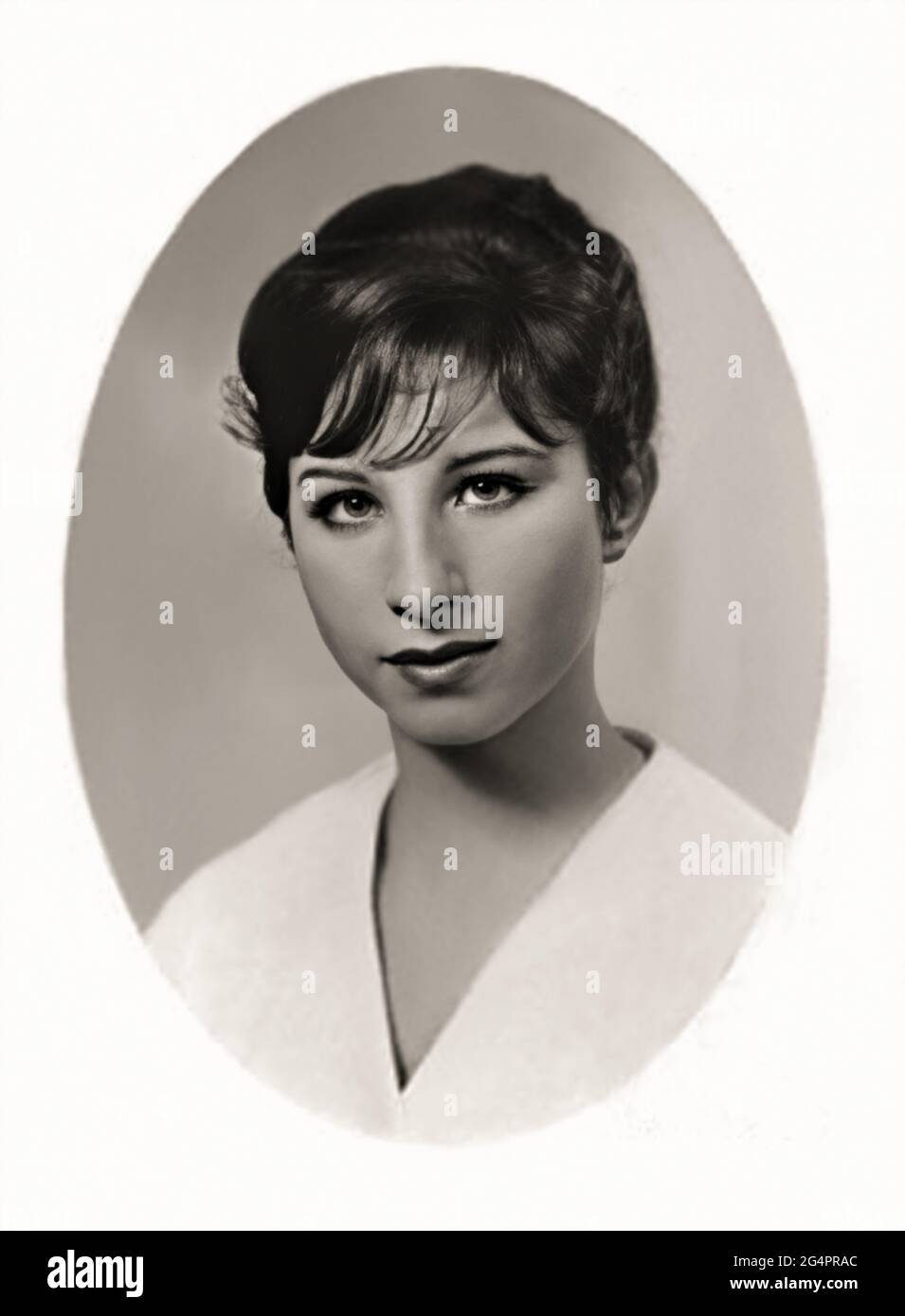 1959 c., USA : The celebrated american singer BARBRA STREISAND ( born in 1942 ) when was a young girl aged 17 from his High-School Yearbook . Unknown photographer. - HISTORY - FOTO STORICHE - personalità da giovane giovani - ragazza - personality personalities when was young girl - INFANZIA - CHILDHOOD - POP MUSIC - MUSICA - cantante --- ARCHIVIO GBB Stock Photo