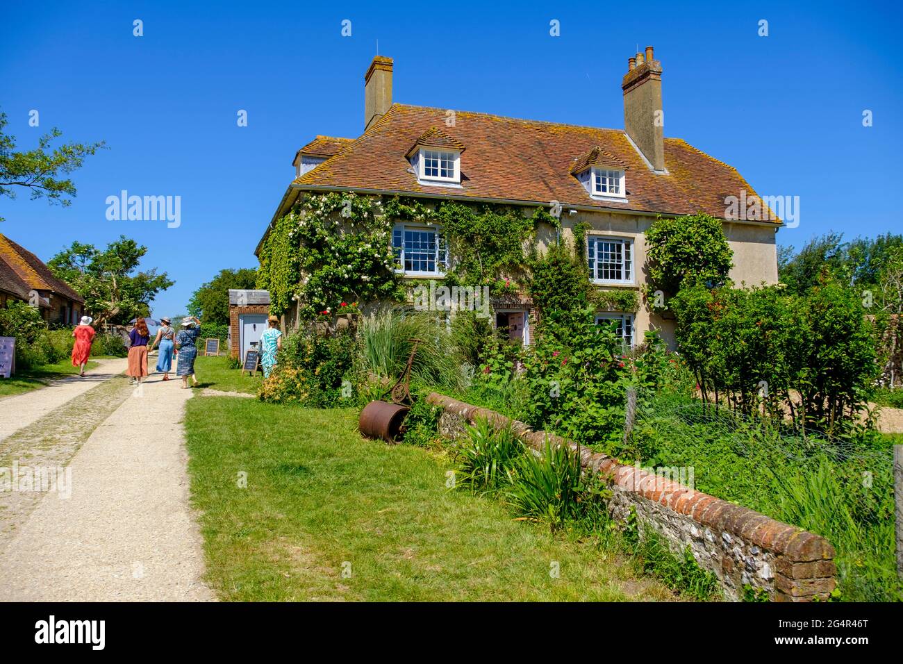 charleston-farmhouse-south-downs-hi-res-stock-photography-and-images