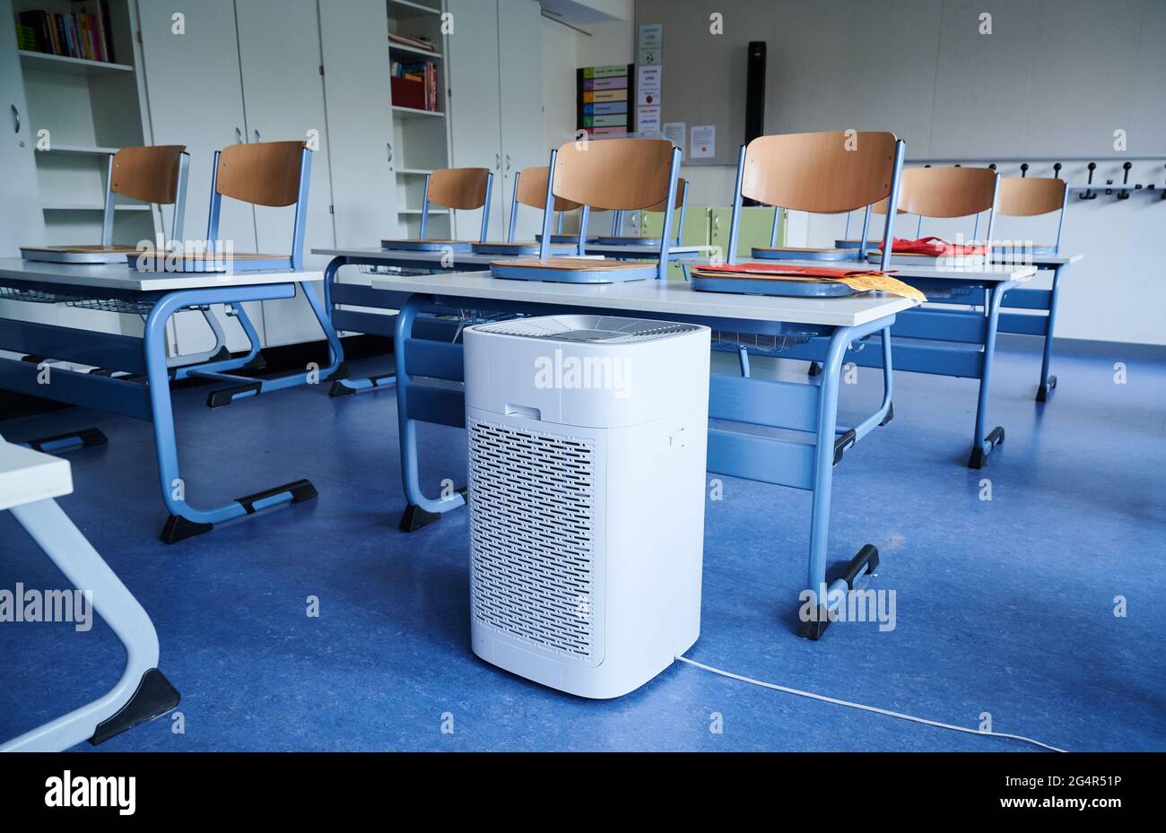 Berlin, Germany. 23rd June, 2021. An air purification device stands in a classroom at an elementary school in Prenzlauer Berg. Today is the last day of school in Berlin and Brandenburg before the summer holidays. Credit: Annette Riedl/dpa/Alamy Live News Stock Photo