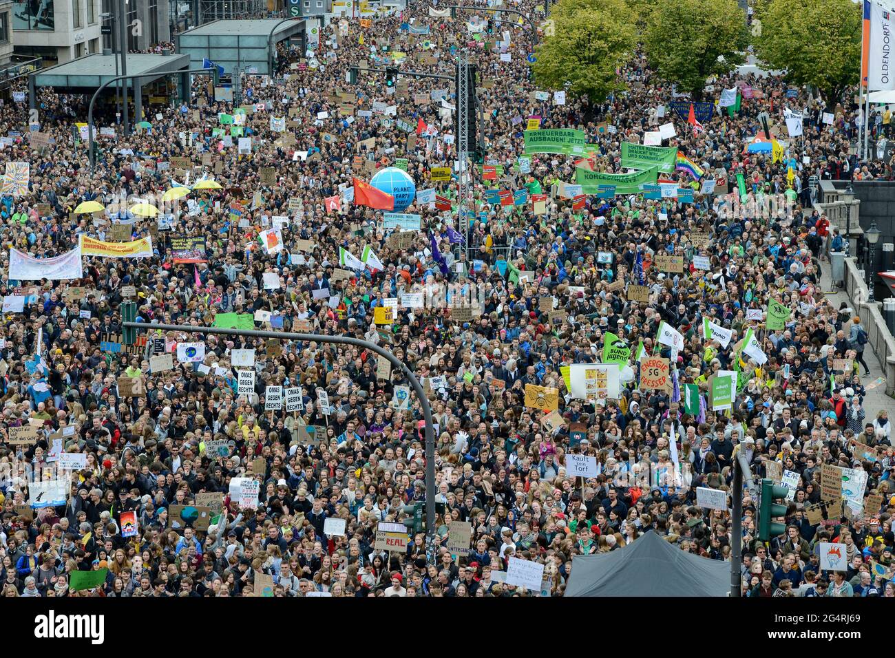 GERMANY, Hamburg city, Fridays for future movement, All for Climate rally with 70.000 protesters for climate protection / DEUTSCHLAND, Hamburg, Jungfernstieg und Binnenalster, Fridays-for future Bewegung, Alle fürs Klima Demo fuer Klimaschutz 20.9.2019 Stock Photo