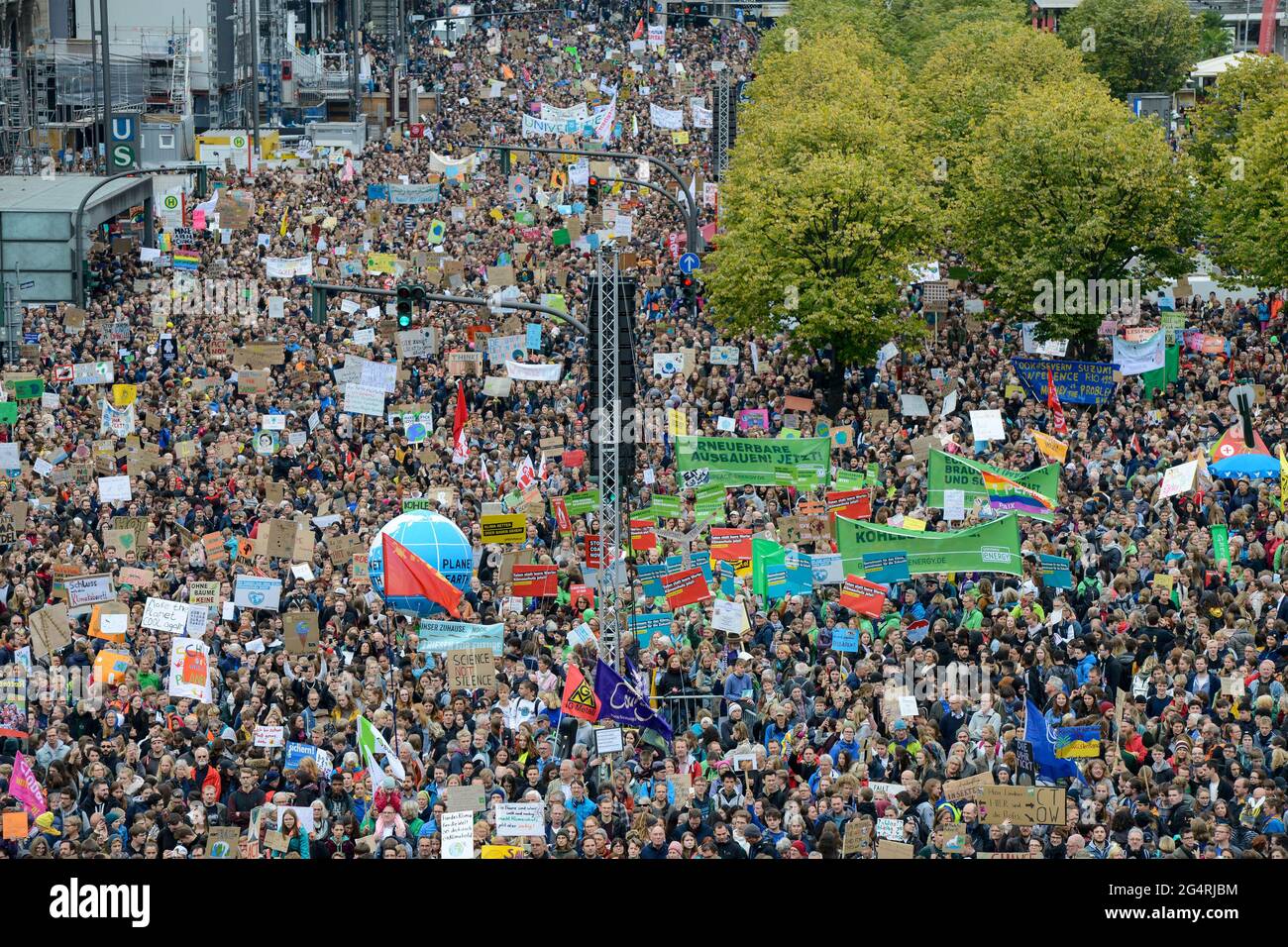 GERMANY, Hamburg city, Fridays for future movement, All for Climate rally with 70.000 protesters for climate protection / DEUTSCHLAND, Hamburg, Jungfernstieg und Binnenalster, Fridays-for future Bewegung, Alle fürs Klima Demo fuer Klimaschutz 20.9.2019 Stock Photo