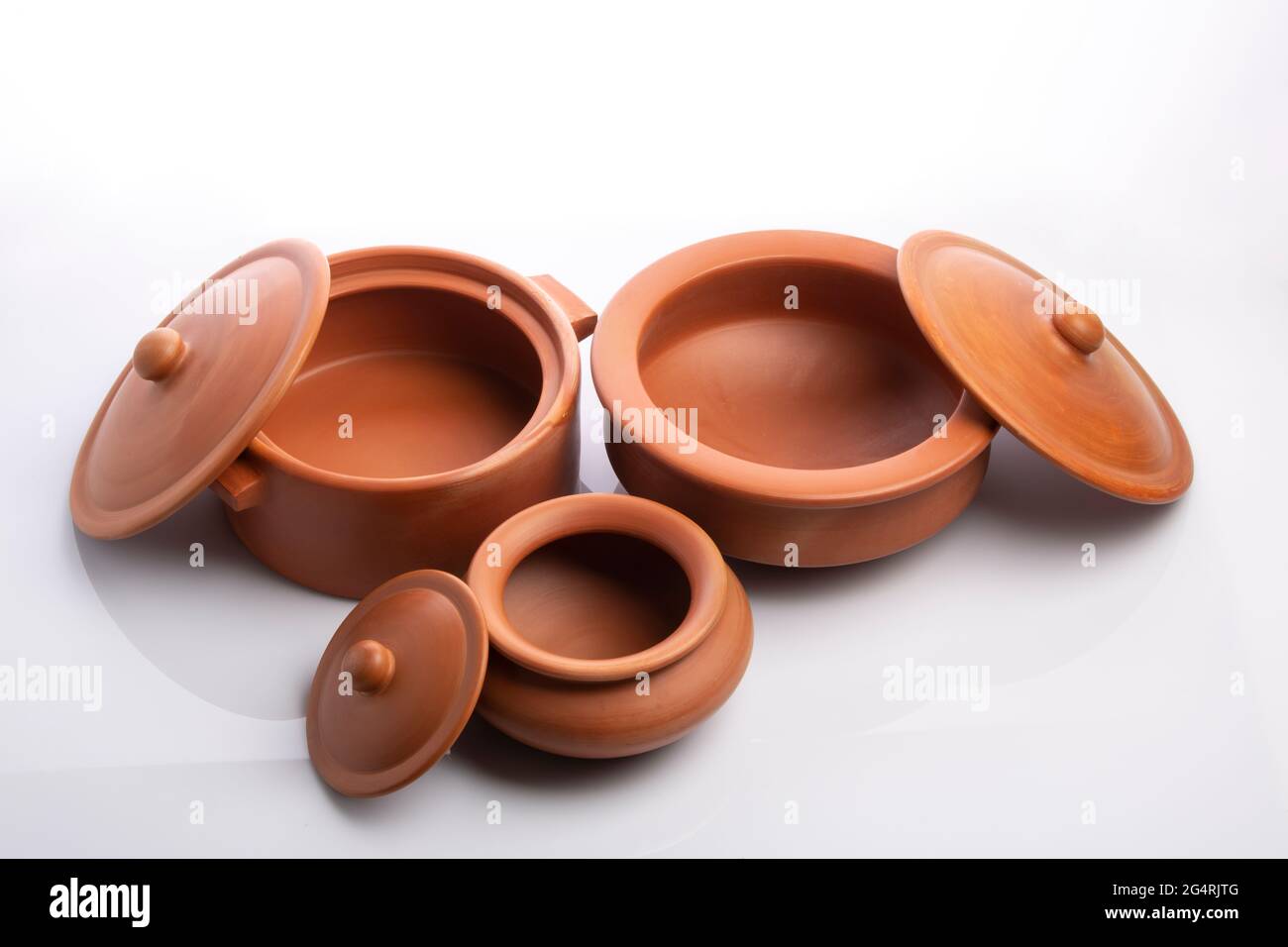 Terracotta clay cooking pot hi-res stock photography and images - Page 2 -  Alamy